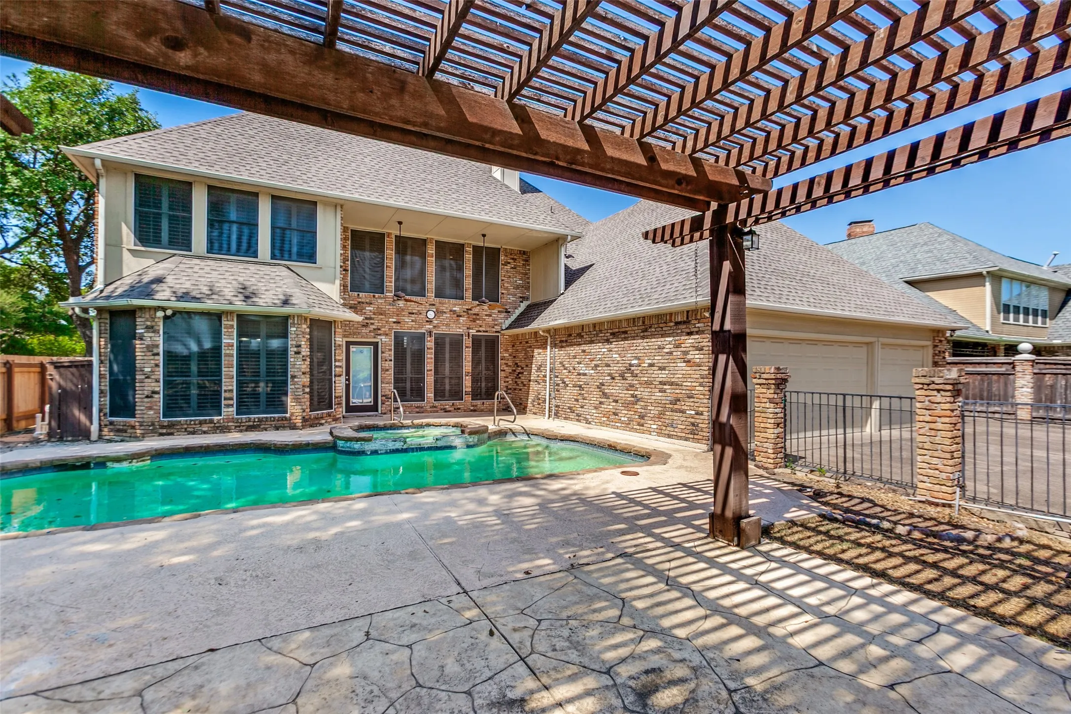 Single Family Residence For Sale in Dallas County , 2605 Oak Point Drive, Garland, Texas 75044, 4 Bedroom, 4 Bathroom, 3 Garage spaces, 4,071 Sqft, built in 1986, mls#21383930, Real Estate Agent in Garland, Homes For Sale in Dallas county, Homes For Sale in Garland, Realtor in Garland Texas, Real Estate Brokerage Independent Realty Texas, Luminita Cordes Realtor