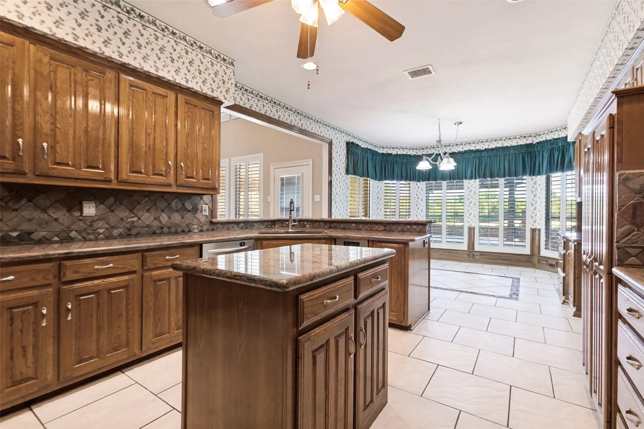 Single Family Residence For Sale in Dallas County , 2605 Oak Point Drive, Garland, Texas 75044, 4 Bedroom, 4 Bathroom, 3 Garage spaces, 4,071 Sqft, built in 1986, mls#21383930, Real Estate Agent in Garland, Homes For Sale in Dallas county, Homes For Sale in Garland, Realtor in Garland Texas, Real Estate Brokerage Independent Realty Texas, Luminita Cordes Realtor