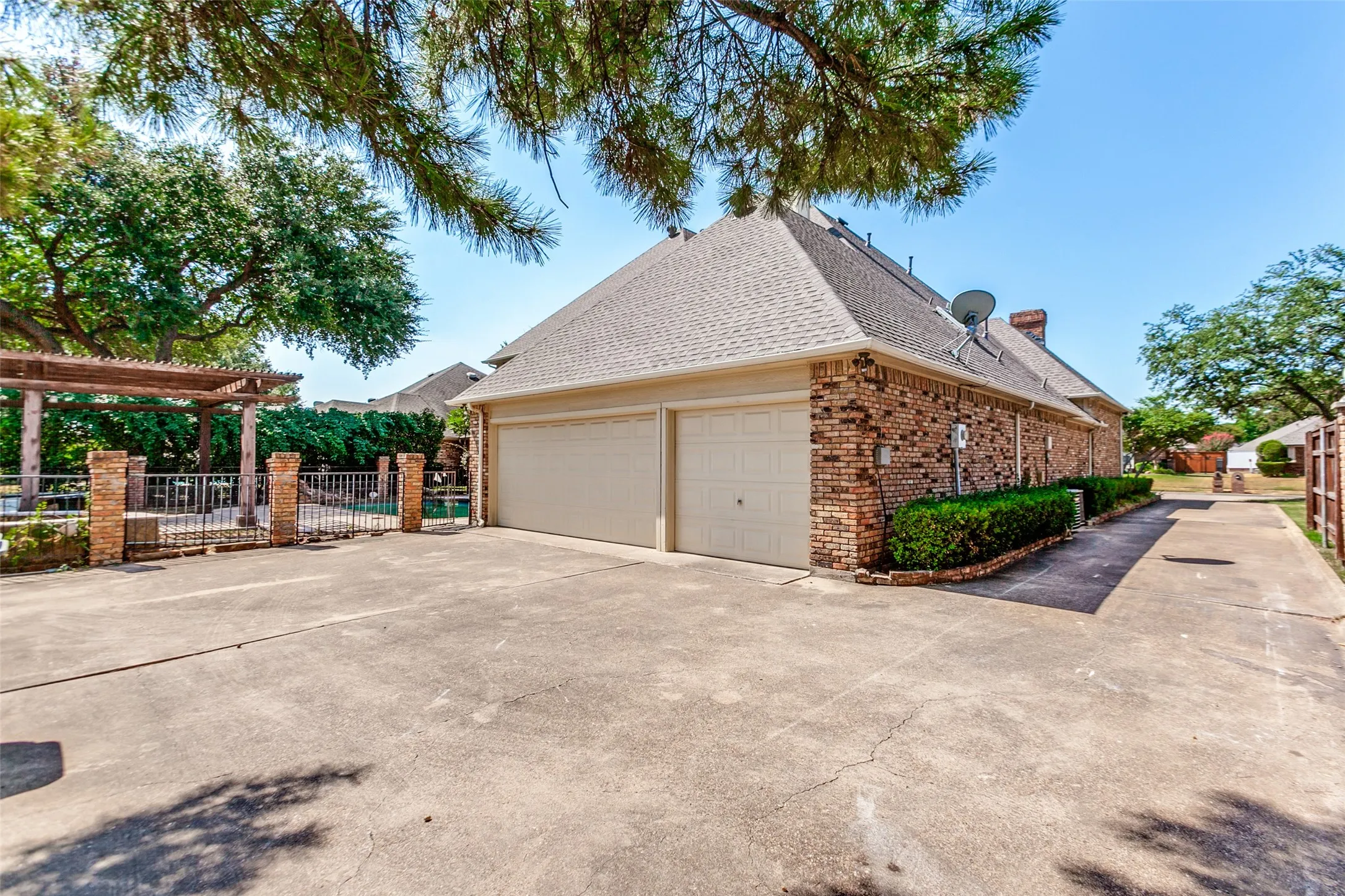 Single Family Residence For Sale in Dallas County , 2605 Oak Point Drive, Garland, Texas 75044, 4 Bedroom, 4 Bathroom, 3 Garage spaces, 4,071 Sqft, built in 1986, mls#21383930, Real Estate Agent in Garland, Homes For Sale in Dallas county, Homes For Sale in Garland, Realtor in Garland Texas, Real Estate Brokerage Independent Realty Texas, Luminita Cordes Realtor