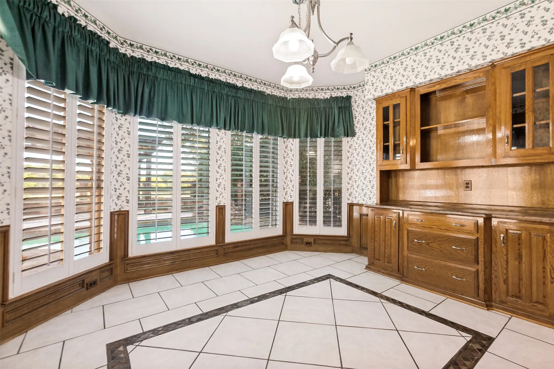 Single Family Residence For Sale in Dallas County , 2605 Oak Point Drive, Garland, Texas 75044, 4 Bedroom, 4 Bathroom, 3 Garage spaces, 4,071 Sqft, built in 1986, mls#21383930, Real Estate Agent in Garland, Homes For Sale in Dallas county, Homes For Sale in Garland, Realtor in Garland Texas, Real Estate Brokerage Independent Realty Texas, Luminita Cordes Realtor