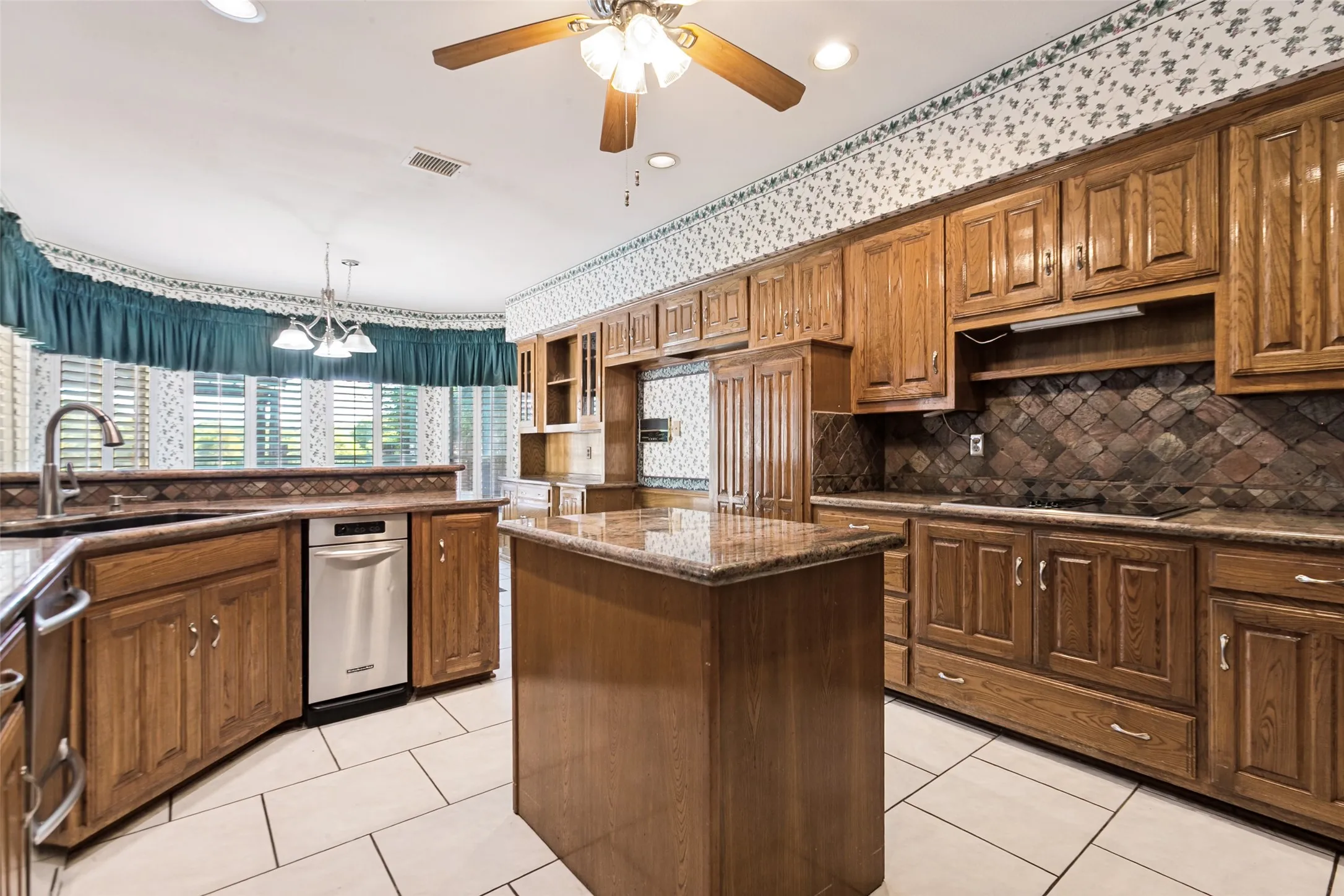 Single Family Residence For Sale in Dallas County , 2605 Oak Point Drive, Garland, Texas 75044, 4 Bedroom, 4 Bathroom, 3 Garage spaces, 4,071 Sqft, built in 1986, mls#21383930, Real Estate Agent in Garland, Homes For Sale in Dallas county, Homes For Sale in Garland, Realtor in Garland Texas, Real Estate Brokerage Independent Realty Texas, Luminita Cordes Realtor