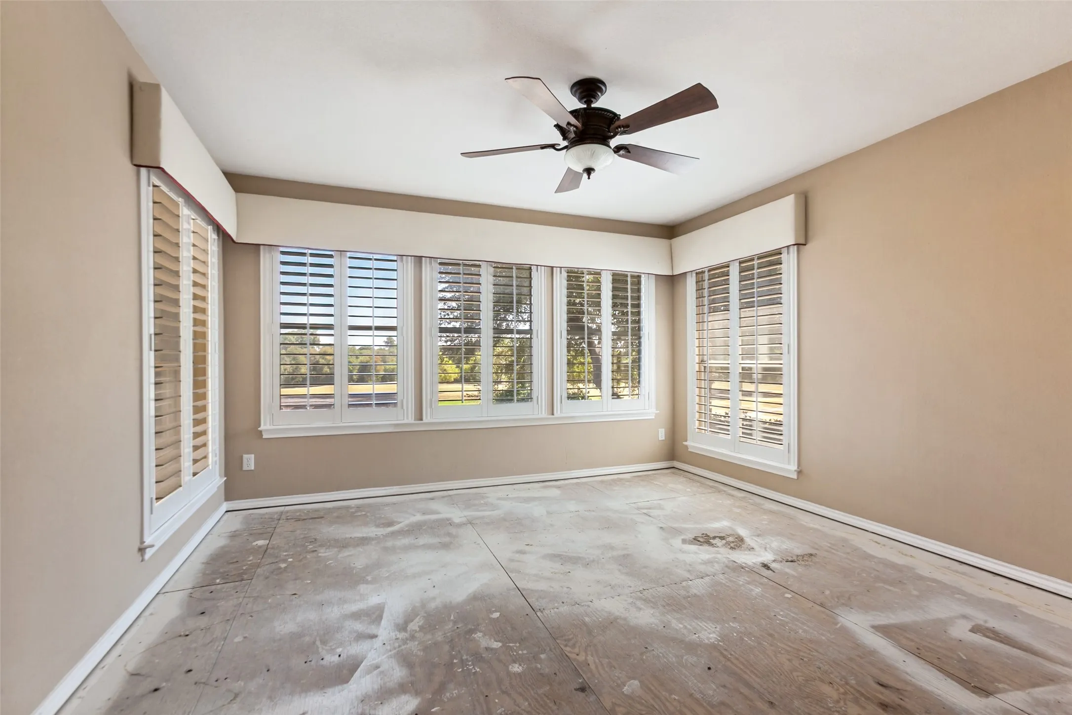 Single Family Residence For Sale in Dallas County , 2605 Oak Point Drive, Garland, Texas 75044, 4 Bedroom, 4 Bathroom, 3 Garage spaces, 4,071 Sqft, built in 1986, mls#21383930, Real Estate Agent in Garland, Homes For Sale in Dallas county, Homes For Sale in Garland, Realtor in Garland Texas, Real Estate Brokerage Independent Realty Texas, Luminita Cordes Realtor