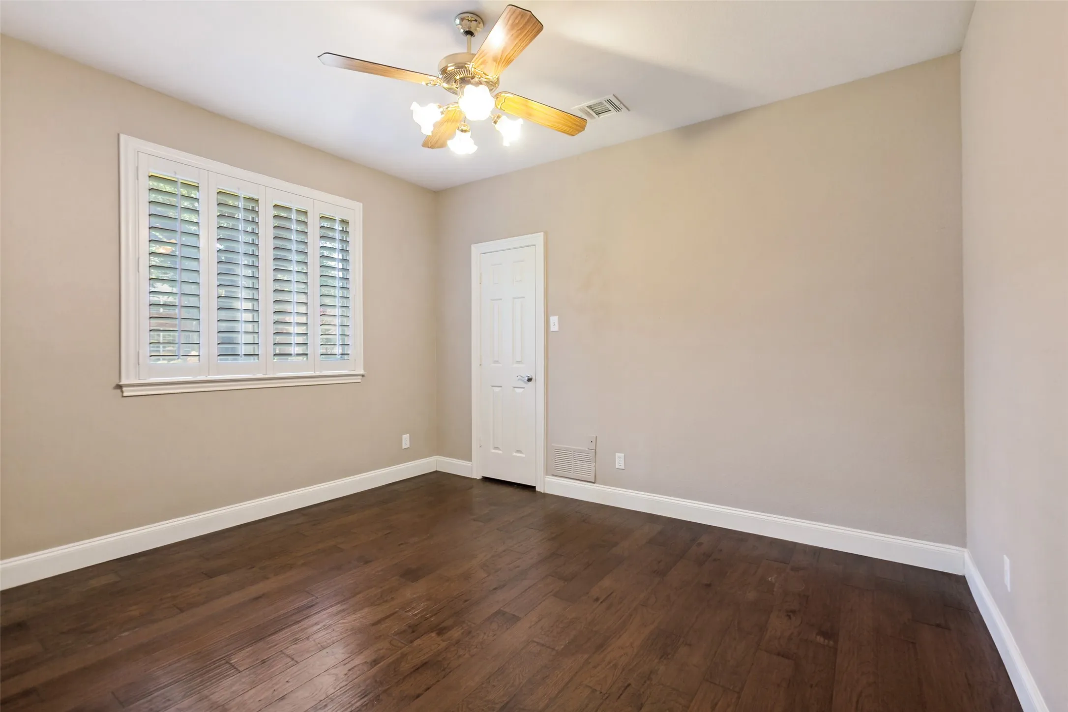 Single Family Residence For Sale in Dallas County , 2605 Oak Point Drive, Garland, Texas 75044, 4 Bedroom, 4 Bathroom, 3 Garage spaces, 4,071 Sqft, built in 1986, mls#21383930, Real Estate Agent in Garland, Homes For Sale in Dallas county, Homes For Sale in Garland, Realtor in Garland Texas, Real Estate Brokerage Independent Realty Texas, Luminita Cordes Realtor