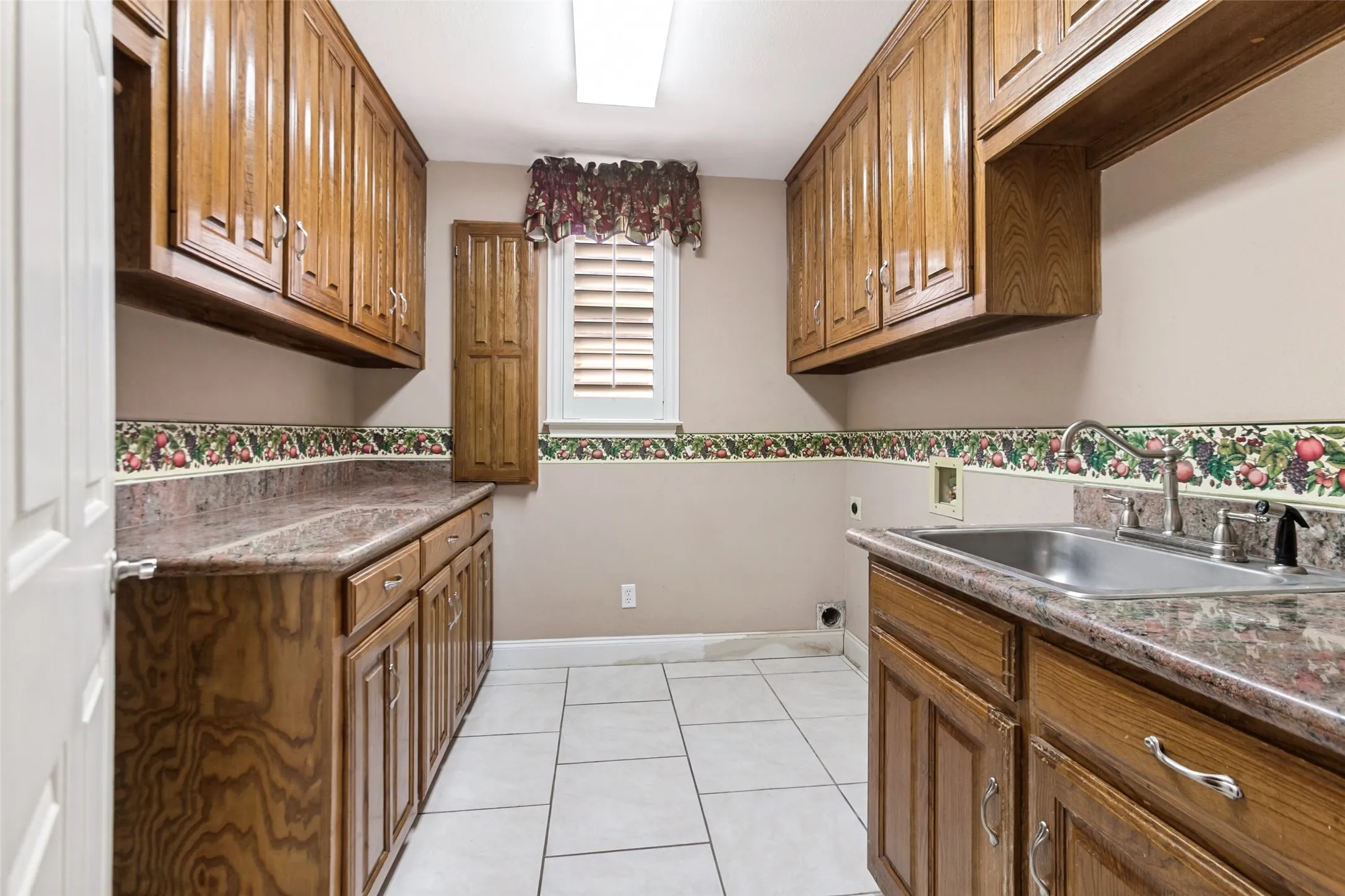 Single Family Residence For Sale in Dallas County , 2605 Oak Point Drive, Garland, Texas 75044, 4 Bedroom, 4 Bathroom, 3 Garage spaces, 4,071 Sqft, built in 1986, mls#21383930, Real Estate Agent in Garland, Homes For Sale in Dallas county, Homes For Sale in Garland, Realtor in Garland Texas, Real Estate Brokerage Independent Realty Texas, Luminita Cordes Realtor