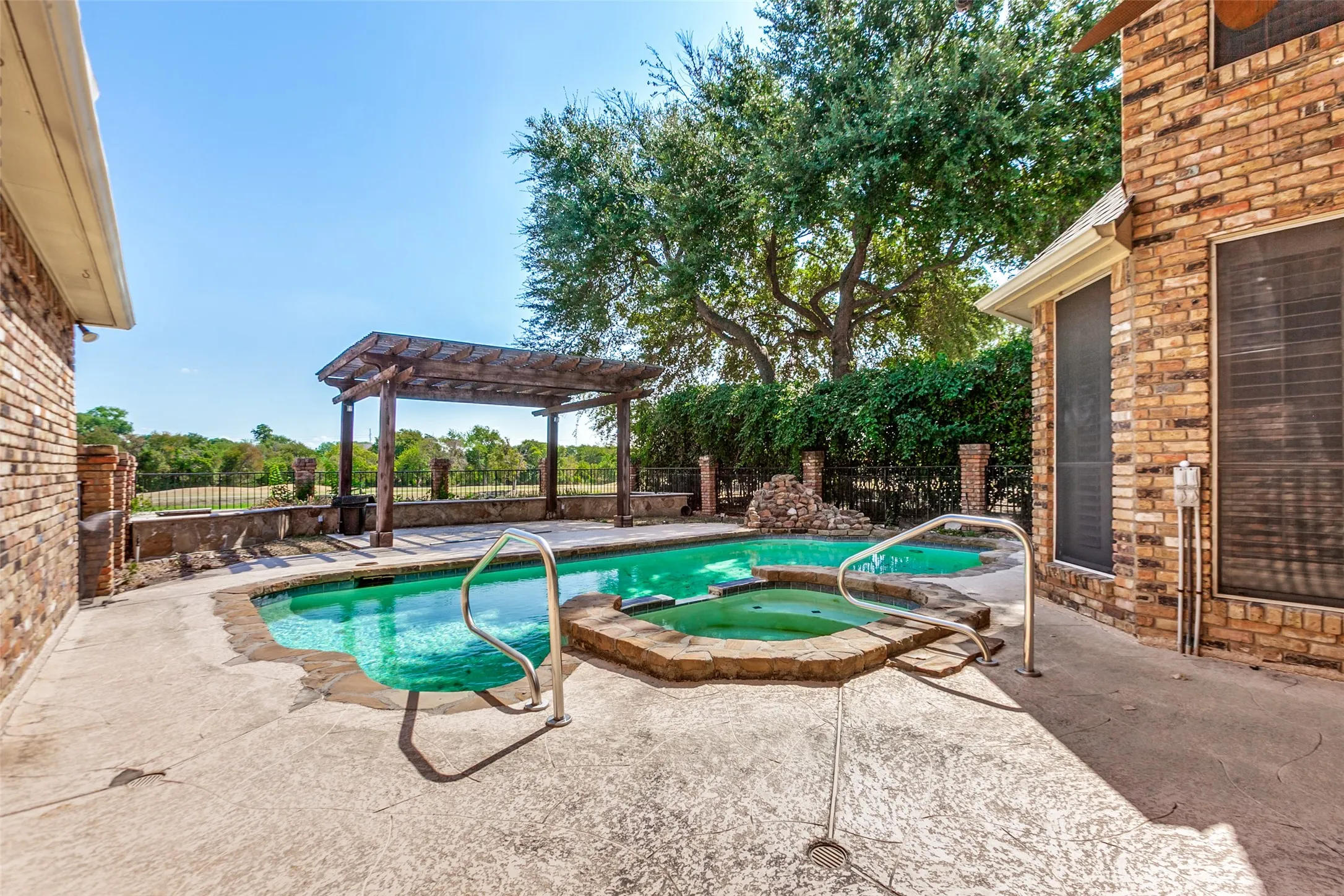 Single Family Residence For Sale in Dallas County , 2605 Oak Point Drive, Garland, Texas 75044, 4 Bedroom, 4 Bathroom, 3 Garage spaces, 4,071 Sqft, built in 1986, mls#21383930, Real Estate Agent in Garland, Homes For Sale in Dallas county, Homes For Sale in Garland, Realtor in Garland Texas, Real Estate Brokerage Independent Realty Texas, Luminita Cordes Realtor