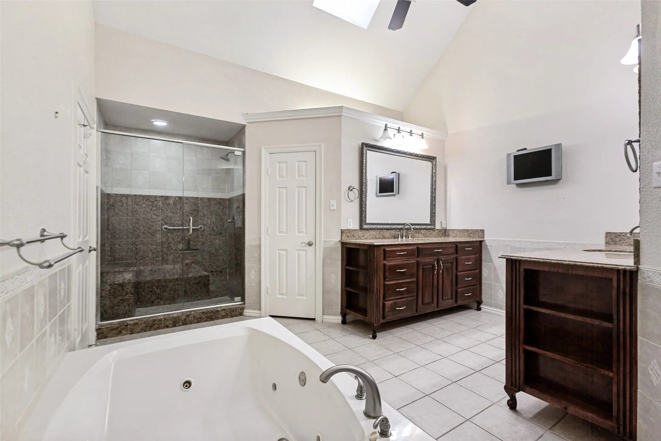 Single Family Residence For Sale in Dallas County , 2605 Oak Point Drive, Garland, Texas 75044, 4 Bedroom, 4 Bathroom, 3 Garage spaces, 4,071 Sqft, built in 1986, mls#21383930, Real Estate Agent in Garland, Homes For Sale in Dallas county, Homes For Sale in Garland, Realtor in Garland Texas, Real Estate Brokerage Independent Realty Texas, Luminita Cordes Realtor
