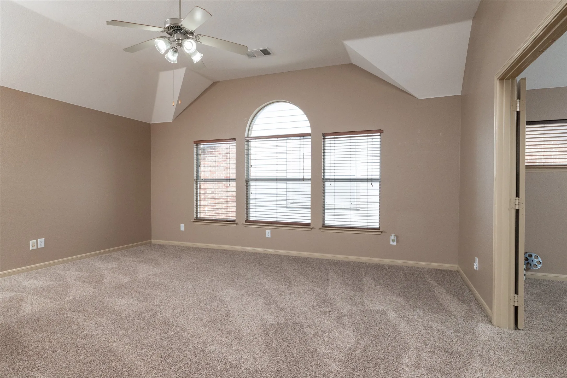 Single Family Residence For Sale in Tarrant County , 9605 Lacey Lane, Fort Worth, Texas 76244, 4 Bedroom, 4 Bathroom, 2 Garage spaces, 3,442 Sqft, built in 2005, mls#21384888, Real Estate Agent in Fort Worth, Homes For Sale in Tarrant county, Homes For Sale in Fort Worth, Realtor in Fort Worth Texas, Real Estate Brokerage Independent Realty Texas, Luminita Cordes Realtor