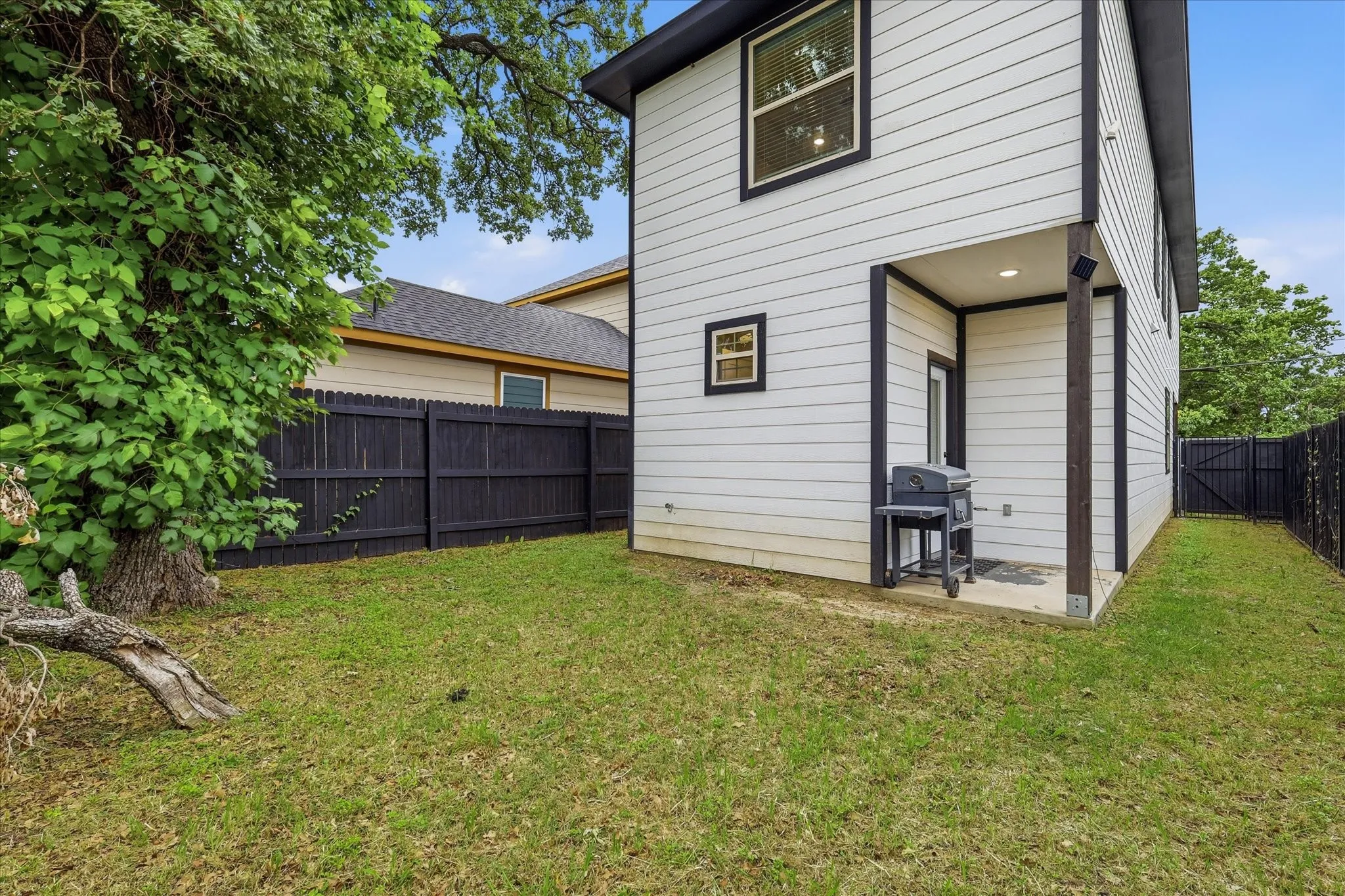 Single Family Residence For Sale in Dallas County , 3412 Meadow Street, Dallas, Texas 75215, 3 Bedroom, 3 Bathroom, 1 Garage spaces, 1,632 Sqft, built in 2022, mls#21384952, Real Estate Agent in Dallas, Homes For Sale in Dallas county, Homes For Sale in Dallas, Realtor in Dallas Texas, Real Estate Brokerage Independent Realty Texas, Luminita Cordes Realtor