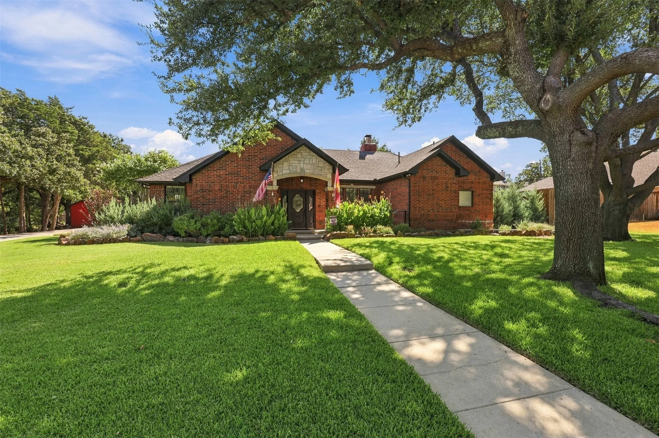 Single Family Residence For Sale in Denton County , 1821 Quail Run Drive, Corinth, Texas 76208, 3 Bedroom, 3 Bathroom, 2 Garage spaces, 2,520 Sqft, built in 1986, mls#21380726, Real Estate Agent in Corinth, Homes For Sale in Denton county, Homes For Sale in Corinth, Realtor in Corinth Texas, Real Estate Brokerage Independent Realty Texas, Luminita Cordes Realtor