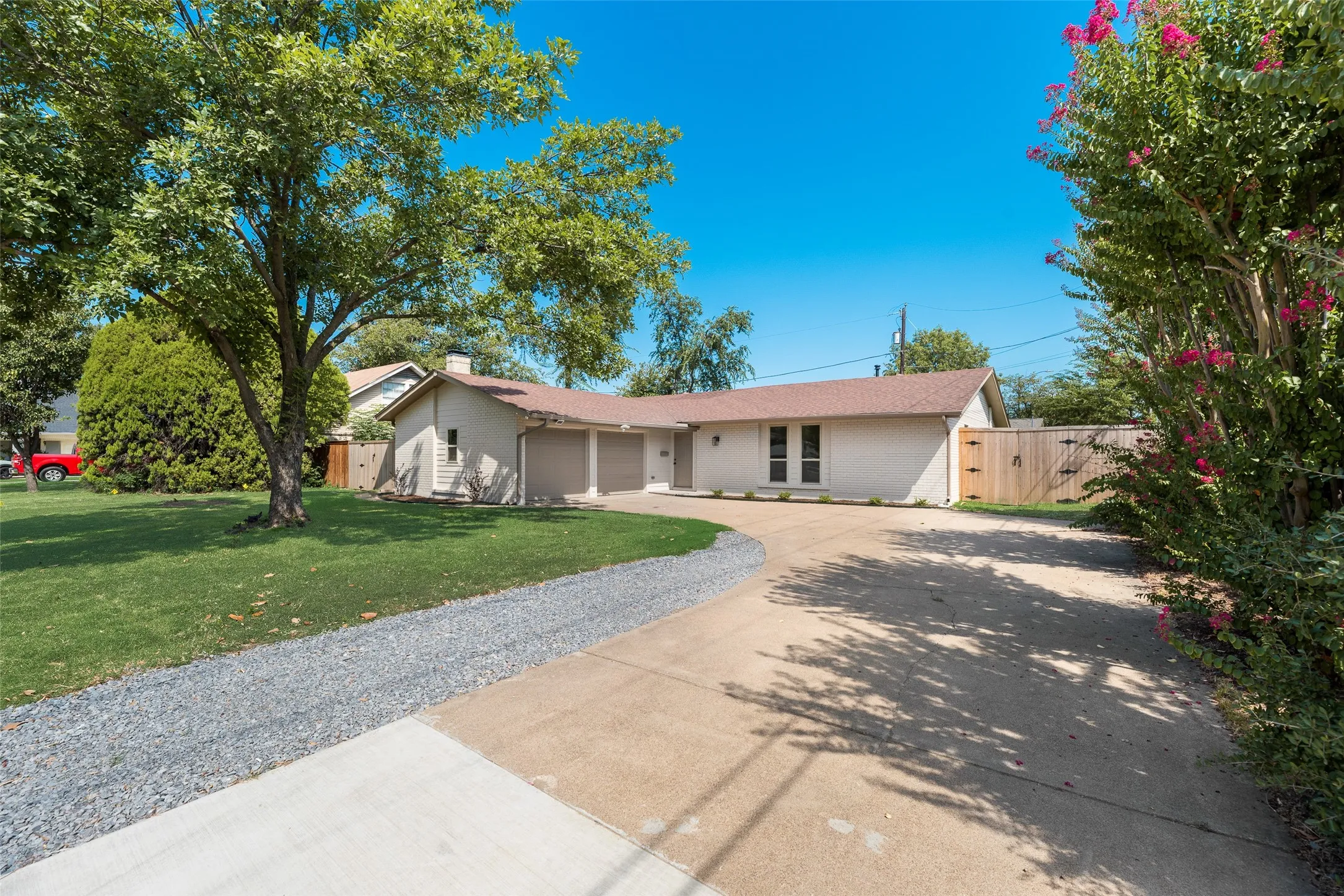 Charming Ranch-style house Fully Renovated 3-Bedroom Home in Las Colinas
