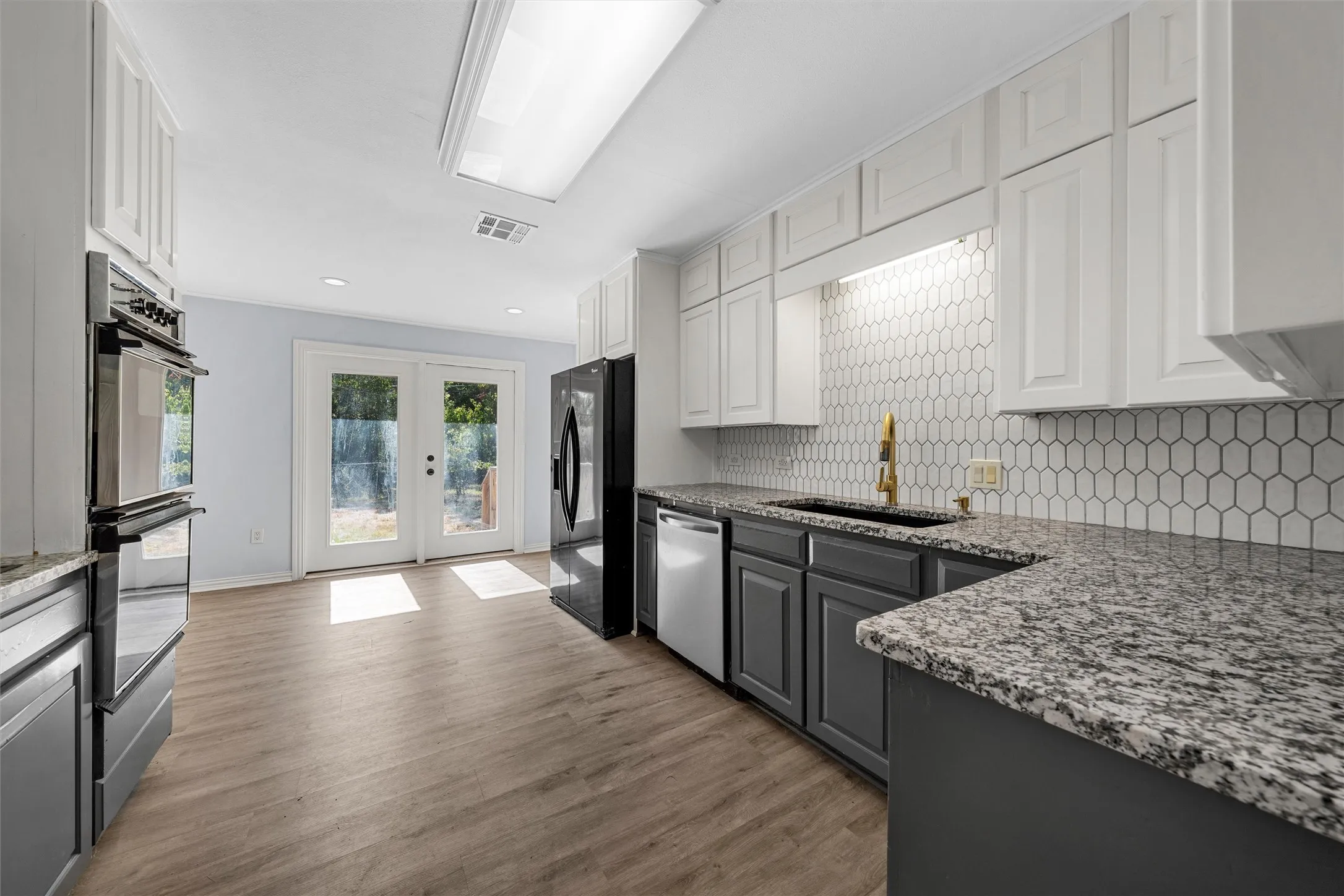 Single Family Residence For Sale in Mc Lennan County , 2416 Lake Air Drive, Waco, Texas 76710, 3 Bedroom, 2 Bathroom, Garage spaces, 1,545 Sqft, built in 1955, mls#21383920, Real Estate Agent in Waco, Homes For Sale in Mc Lennan county, Homes For Sale in Waco, Realtor in Waco Texas, Real Estate Brokerage Independent Realty Texas, Luminita Cordes Realtor