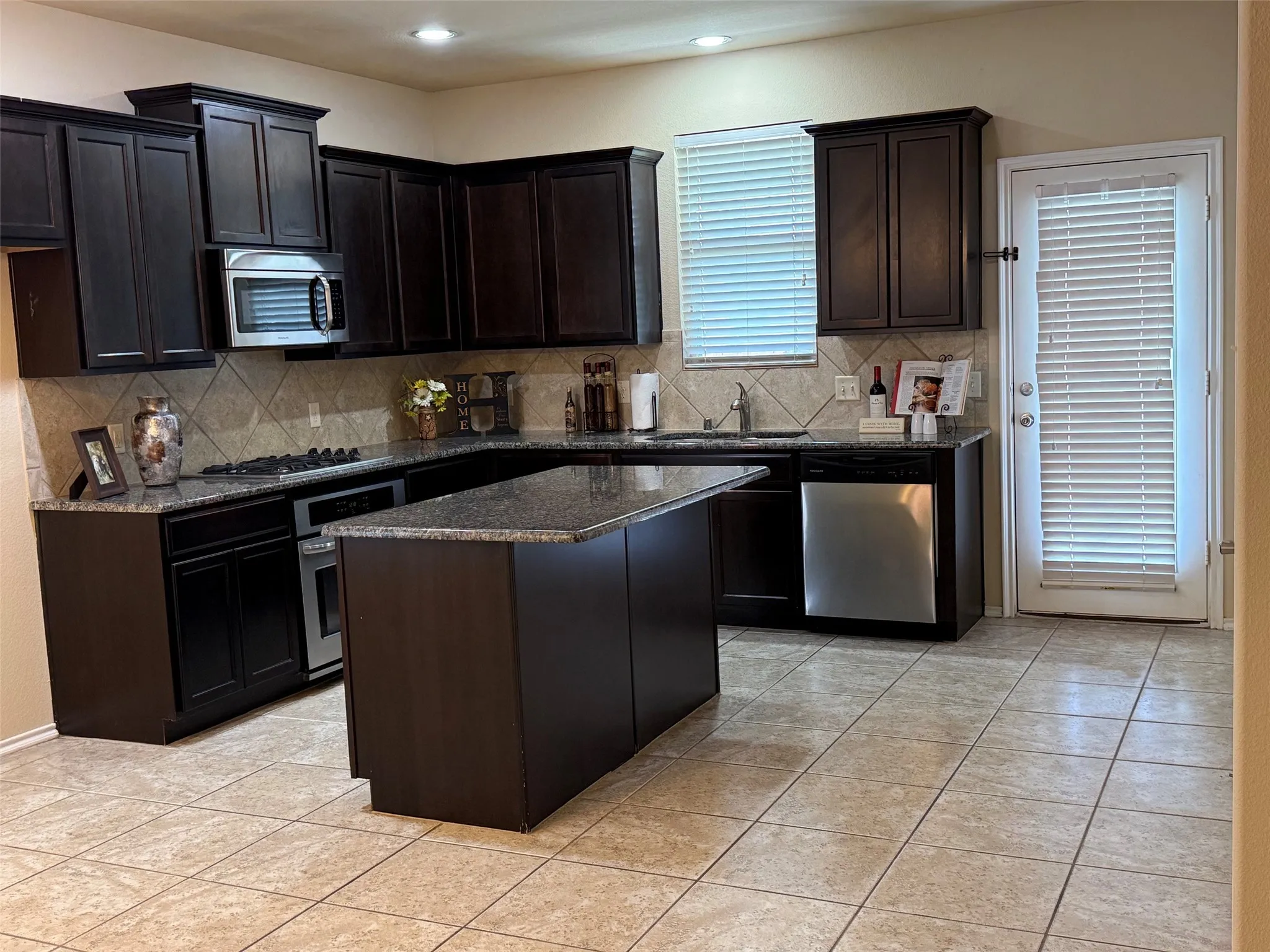 Single Family Residence For Rent in Collin County , 313 Cherry Spring Drive, Mc Kinney, Texas 75072, 3 Bedroom, 2 Bathroom, 2 Garage spaces, 1,775 Sqft, built in 2014, mls#21384689, Real Estate Agent in Mc Kinney, Homes For Rent in Collin county, Homes For Rent in Mc Kinney, Realtor in Mc Kinney Texas, Real Estate Brokerage Independent Realty Texas, Luminita Cordes Realtor