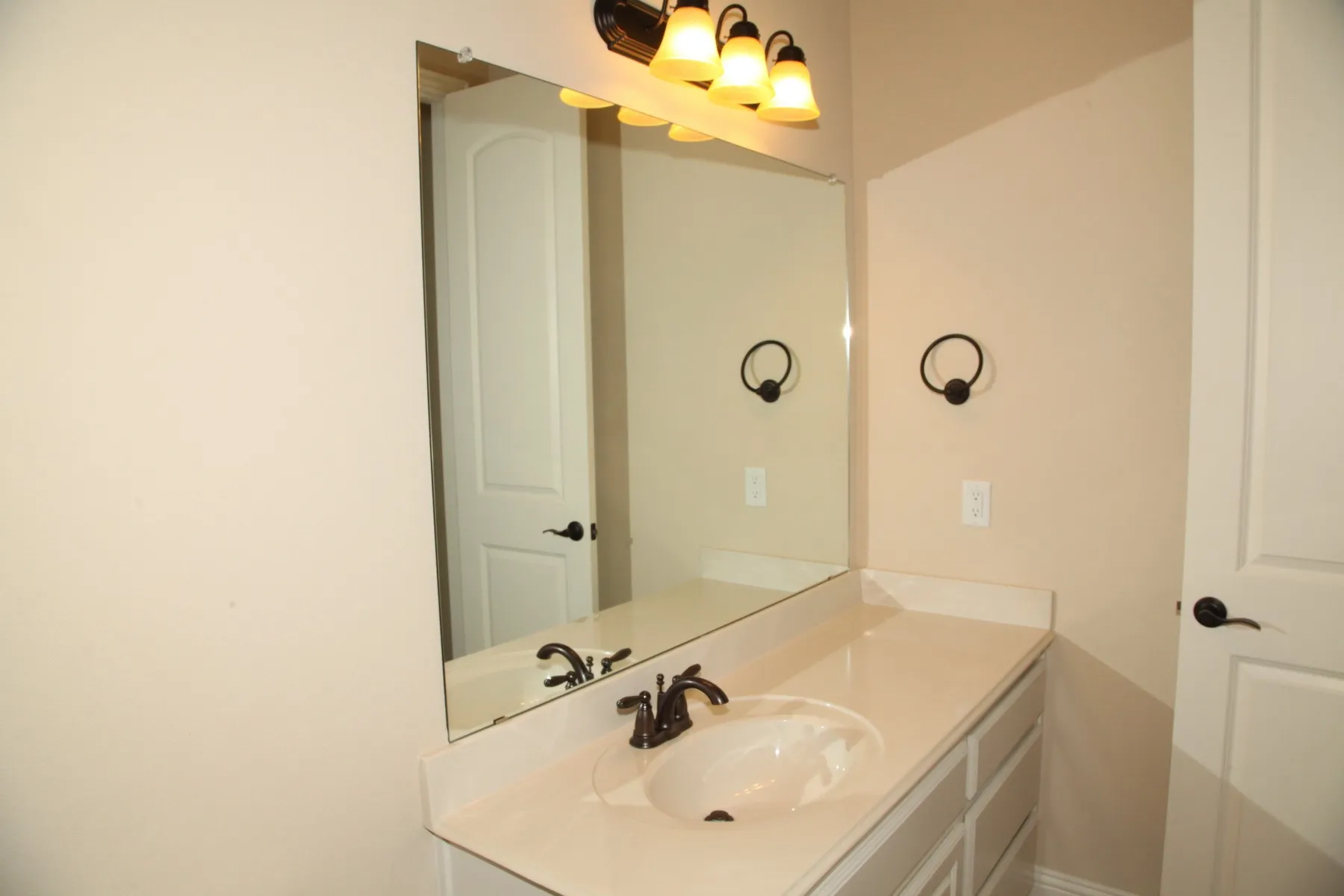 Single Family Residence For Rent in Denton County , 2025 Menominee Drive, Frisco, Texas 75033, 5 Bedroom, 4 Bathroom, 2 Garage spaces, 3,888 Sqft, built in 2017, mls#21384968, Real Estate Agent in Frisco, Homes For Rent in Denton county, Homes For Rent in Frisco, Realtor in Frisco Texas, Real Estate Brokerage Independent Realty Texas, Luminita Cordes Realtor