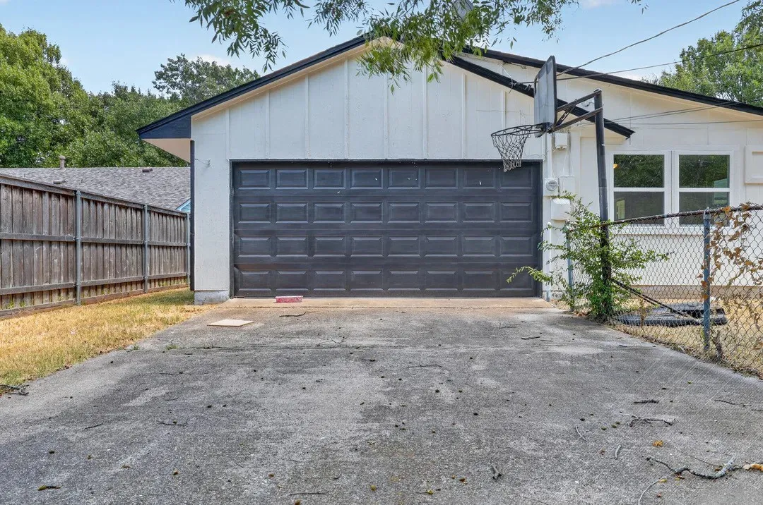 Single Family Residence For Rent in Dallas County , 3811 Ovid Avenue, Dallas, Texas 75224, 4 Bedroom, 2 Bathroom, 1 Garage spaces, 2,121 Sqft, built in 1961, mls#21384971, Real Estate Agent in Dallas, Homes For Rent in Dallas county, Homes For Rent in Dallas, Realtor in Dallas Texas, Real Estate Brokerage Independent Realty Texas, Luminita Cordes Realtor