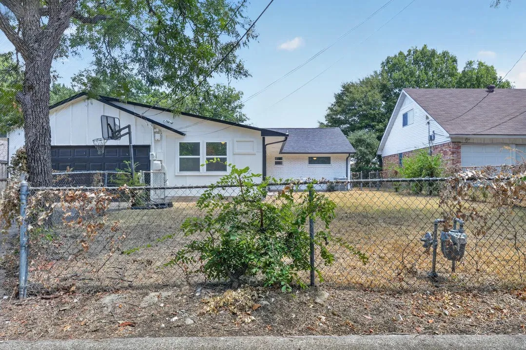 Single Family Residence For Rent in Dallas County , 3811 Ovid Avenue, Dallas, Texas 75224, 4 Bedroom, 2 Bathroom, 1 Garage spaces, 2,121 Sqft, built in 1961, mls#21384971, Real Estate Agent in Dallas, Homes For Rent in Dallas county, Homes For Rent in Dallas, Realtor in Dallas Texas, Real Estate Brokerage Independent Realty Texas, Luminita Cordes Realtor