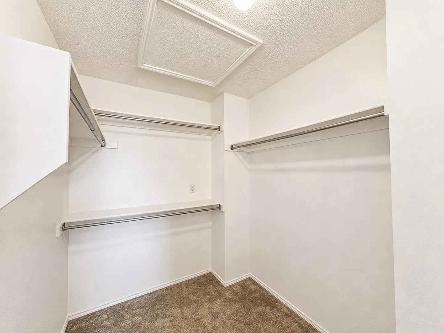 Single Family Residence For Rent in Collin County , 6024 Longley Court, Dallas, Texas 75252, 3 Bedroom, 3 Bathroom, 2 Garage spaces, 1,785 Sqft, built in 1991, mls#21380054, Real Estate Agent in Dallas, Homes For Rent in Collin county, Homes For Rent in Dallas, Realtor in Dallas Texas, Real Estate Brokerage Independent Realty Texas, Luminita Cordes Realtor