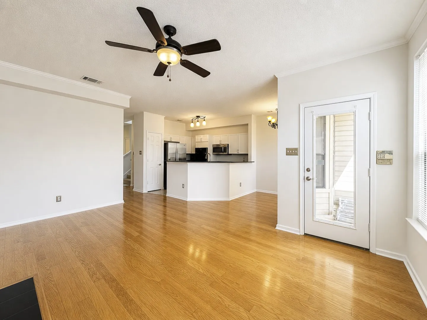 Single Family Residence For Rent in Collin County , 6024 Longley Court, Dallas, Texas 75252, 3 Bedroom, 3 Bathroom, 2 Garage spaces, 1,785 Sqft, built in 1991, mls#21380054, Real Estate Agent in Dallas, Homes For Rent in Collin county, Homes For Rent in Dallas, Realtor in Dallas Texas, Real Estate Brokerage Independent Realty Texas, Luminita Cordes Realtor