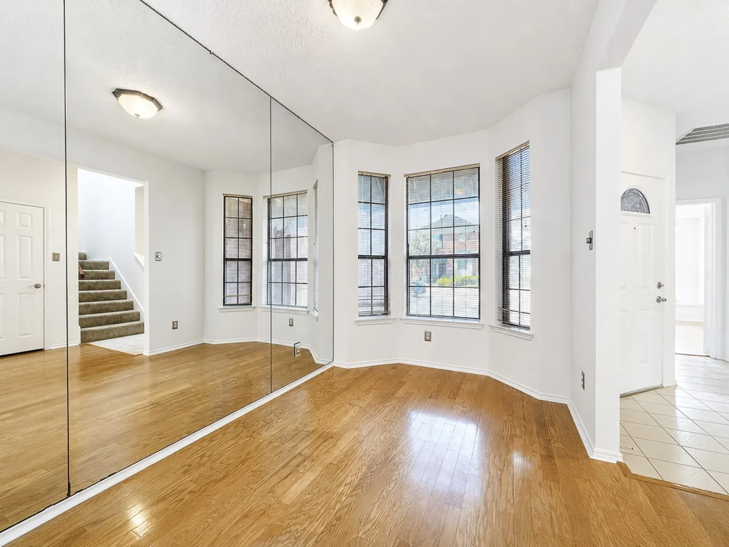 Single Family Residence For Rent in Collin County , 6024 Longley Court, Dallas, Texas 75252, 3 Bedroom, 3 Bathroom, 2 Garage spaces, 1,785 Sqft, built in 1991, mls#21380054, Real Estate Agent in Dallas, Homes For Rent in Collin county, Homes For Rent in Dallas, Realtor in Dallas Texas, Real Estate Brokerage Independent Realty Texas, Luminita Cordes Realtor