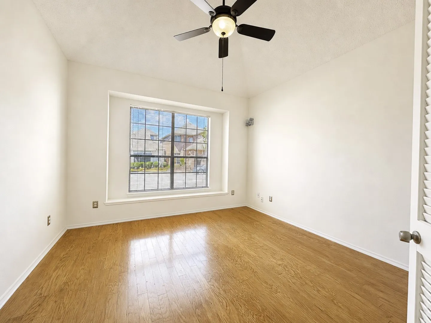 Single Family Residence For Rent in Collin County , 6024 Longley Court, Dallas, Texas 75252, 3 Bedroom, 3 Bathroom, 2 Garage spaces, 1,785 Sqft, built in 1991, mls#21380054, Real Estate Agent in Dallas, Homes For Rent in Collin county, Homes For Rent in Dallas, Realtor in Dallas Texas, Real Estate Brokerage Independent Realty Texas, Luminita Cordes Realtor