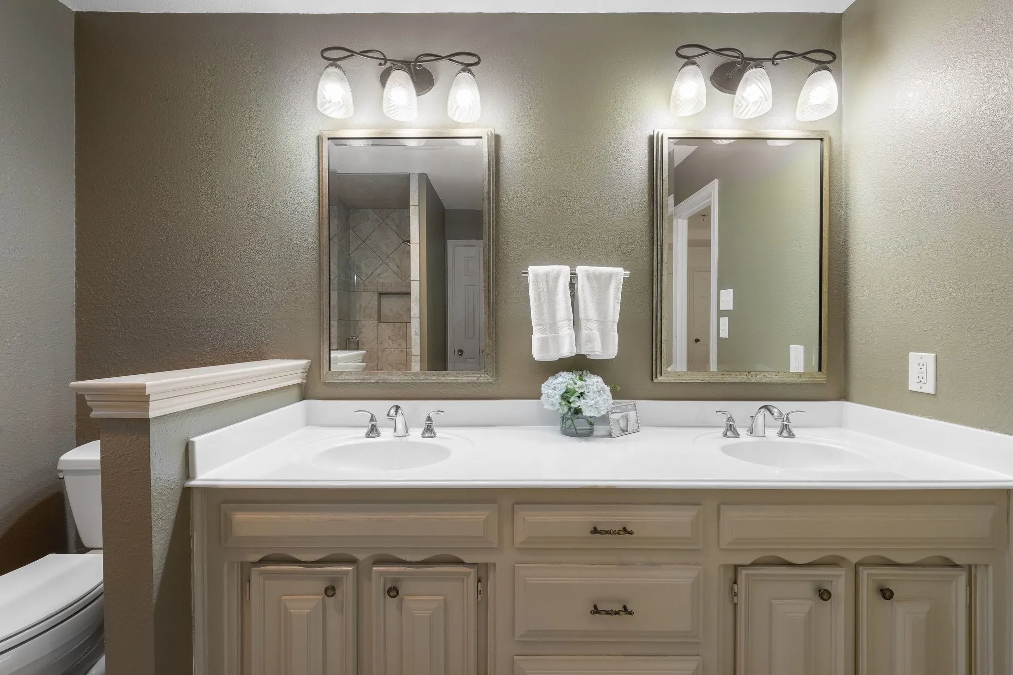 Single Family Residence For Sale in Denton County , 536 Sellmeyer Lane, Highland Village, Texas 75077, 4 Bedroom, 3 Bathroom, Garage spaces, 2,798 Sqft, built in 1975, mls#21383349, Real Estate Agent in Highland Village, Homes For Sale in Denton county, Homes For Sale in Highland Village, Realtor in Highland Village Texas, Real Estate Brokerage Independent Realty Texas, Luminita Cordes Realtor