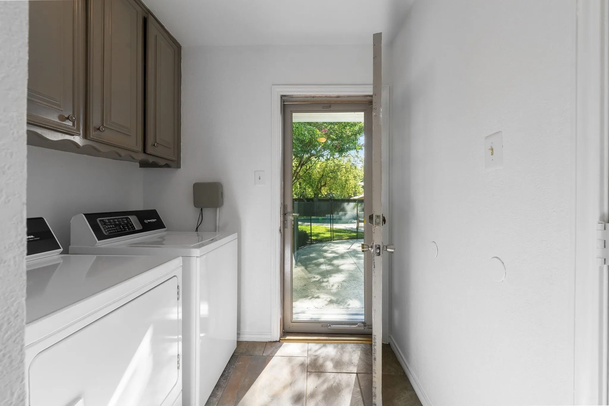 Single Family Residence For Sale in Denton County , 536 Sellmeyer Lane, Highland Village, Texas 75077, 4 Bedroom, 3 Bathroom, Garage spaces, 2,798 Sqft, built in 1975, mls#21383349, Real Estate Agent in Highland Village, Homes For Sale in Denton county, Homes For Sale in Highland Village, Realtor in Highland Village Texas, Real Estate Brokerage Independent Realty Texas, Luminita Cordes Realtor