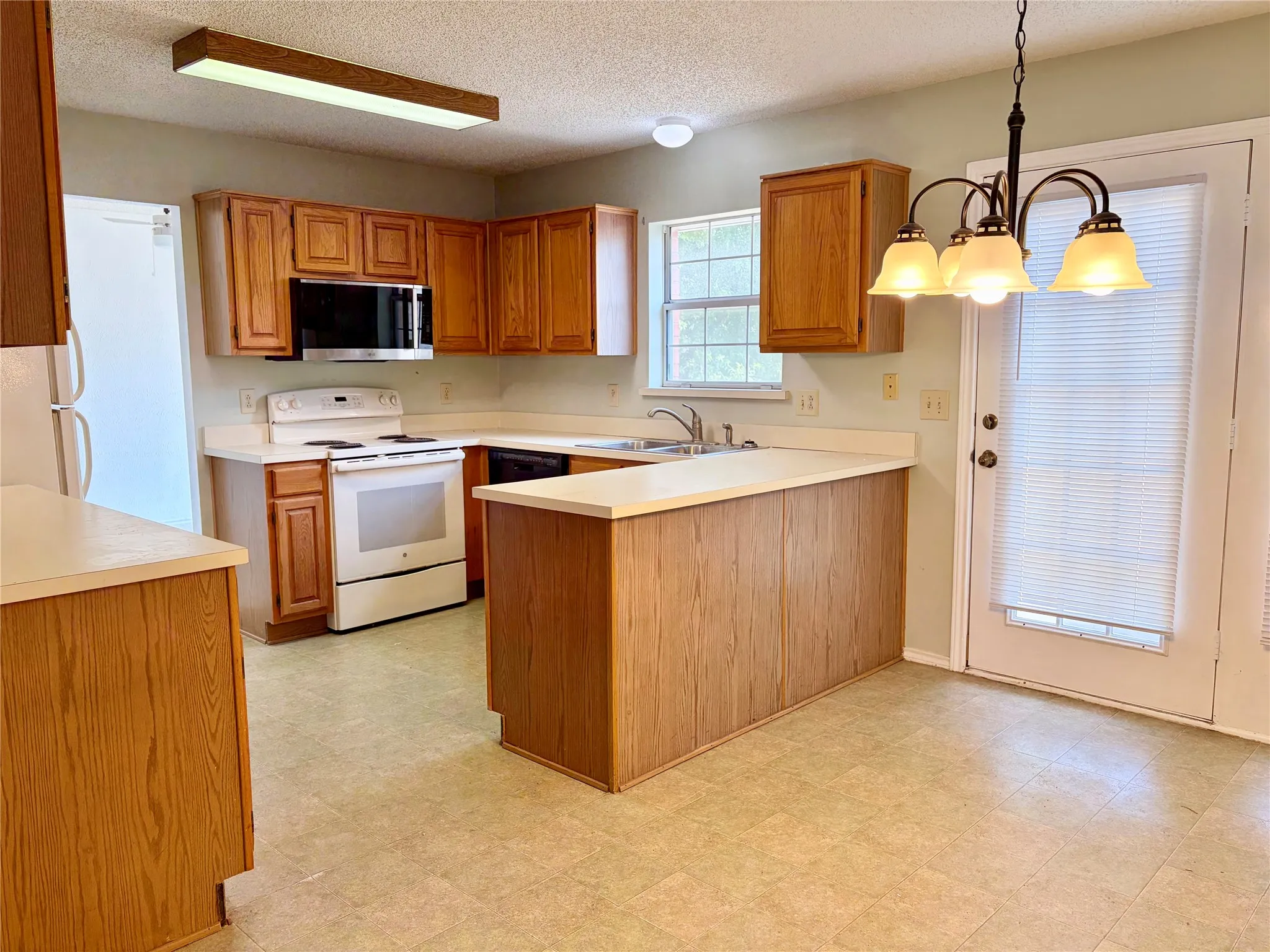 Single Family Residence For Rent in Dallas County , 2126 Country Dell Drive, Garland, Texas 75040, 4 Bedroom, 3 Bathroom, 2 Garage spaces, 2,616 Sqft, built in 1986, mls#21383925, Real Estate Agent in Garland, Homes For Rent in Dallas county, Homes For Rent in Garland, Realtor in Garland Texas, Real Estate Brokerage Independent Realty Texas, Luminita Cordes Realtor