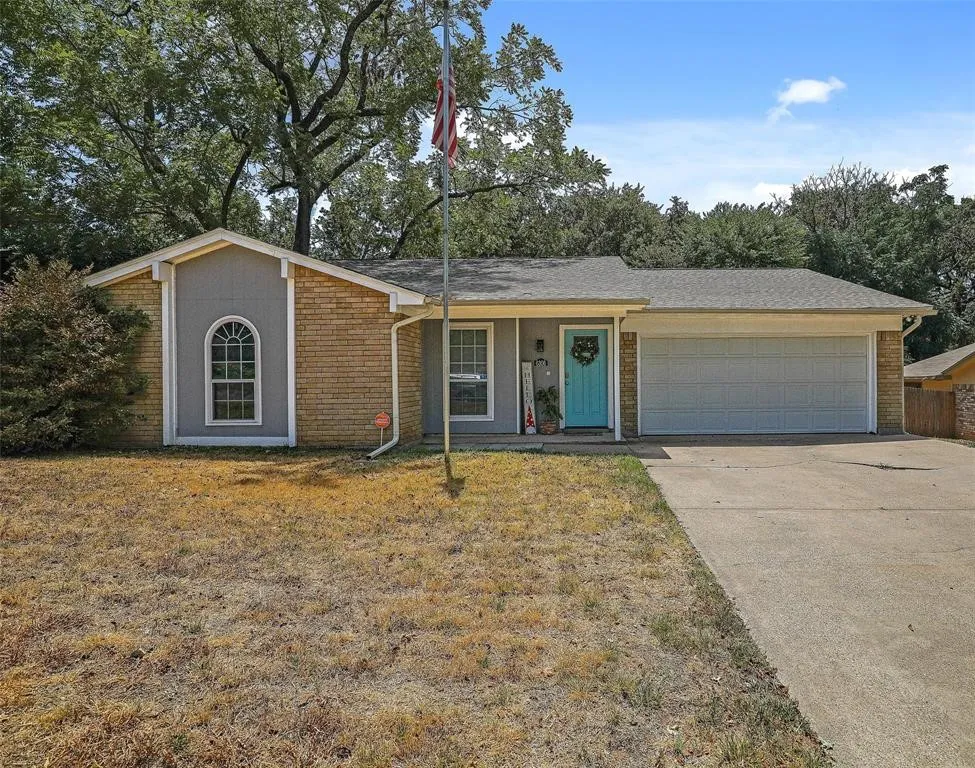 Single Family Residence For Sale in Tarrant County , 6306 Orchard Hill Drive, Arlington, Texas 76016, 4 Bedroom, 2 Bathroom, 2 Garage spaces, 2,228 Sqft, built in 1978, mls#21384978, Real Estate Agent in Arlington, Homes For Sale in Tarrant county, Homes For Sale in Arlington, Realtor in Arlington Texas, Real Estate Brokerage Independent Realty Texas, Luminita Cordes Realtor