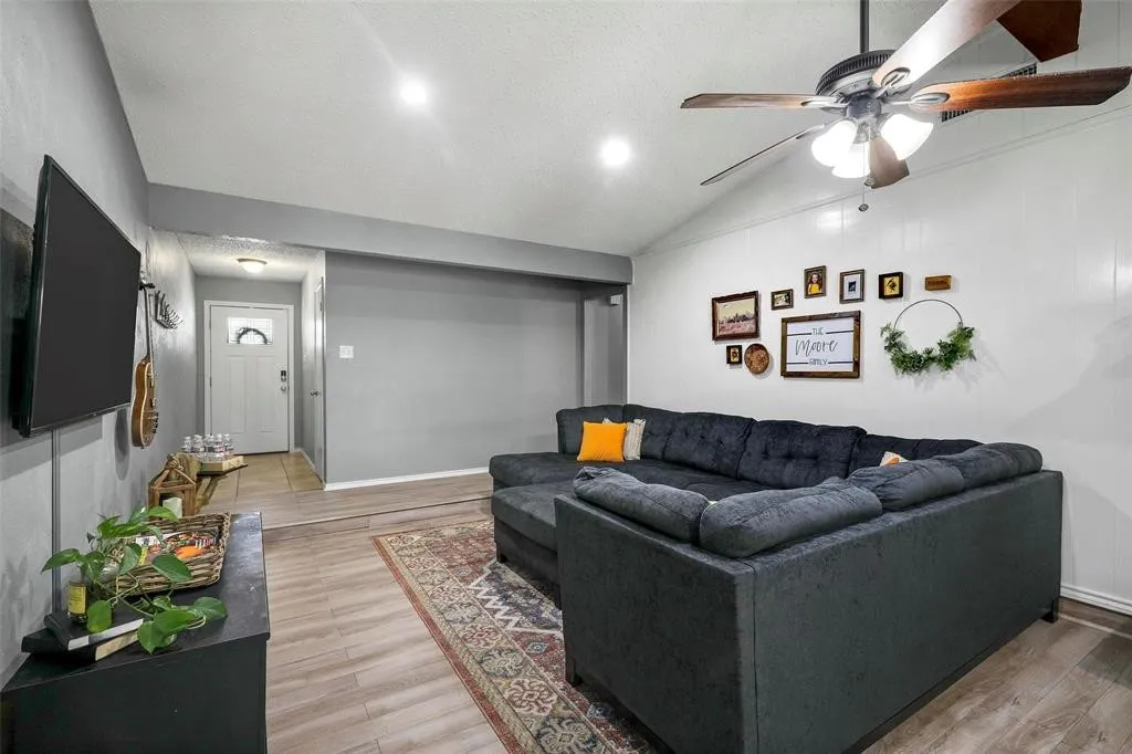 Single Family Residence For Sale in Tarrant County , 6306 Orchard Hill Drive, Arlington, Texas 76016, 4 Bedroom, 2 Bathroom, 2 Garage spaces, 2,228 Sqft, built in 1978, mls#21384978, Real Estate Agent in Arlington, Homes For Sale in Tarrant county, Homes For Sale in Arlington, Realtor in Arlington Texas, Real Estate Brokerage Independent Realty Texas, Luminita Cordes Realtor