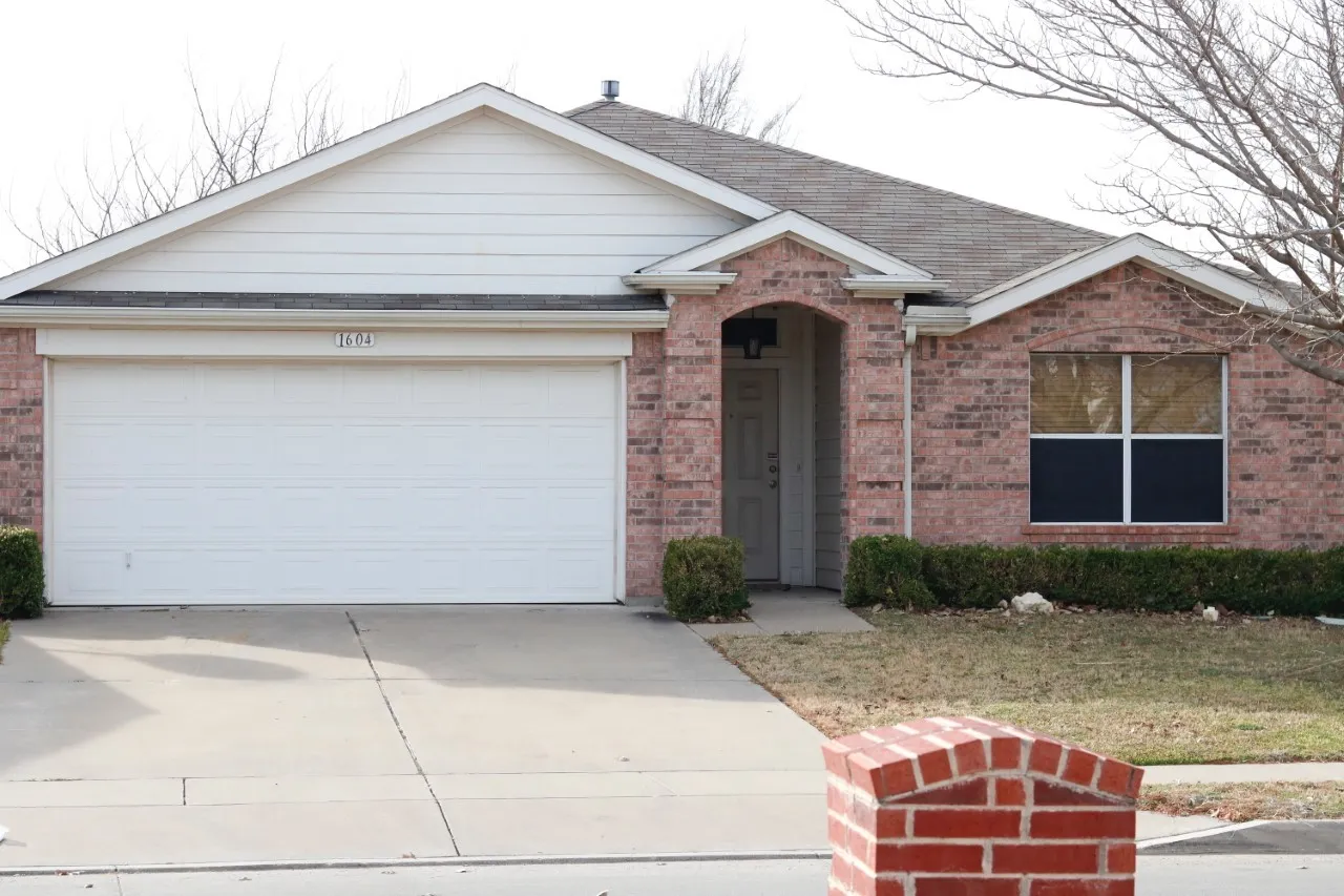 Single Family Residence For Rent in Tarrant County , 1604 Desperado Road, Fort Worth, Texas 76131, 3 Bedroom, 2 Bathroom, 2 Garage spaces, 1,784 Sqft, built in 2006, mls#21380916, Real Estate Agent in Fort Worth, Homes For Rent in Tarrant county, Homes For Rent in Fort Worth, Realtor in Fort Worth Texas, Real Estate Brokerage Independent Realty Texas, Luminita Cordes Realtor