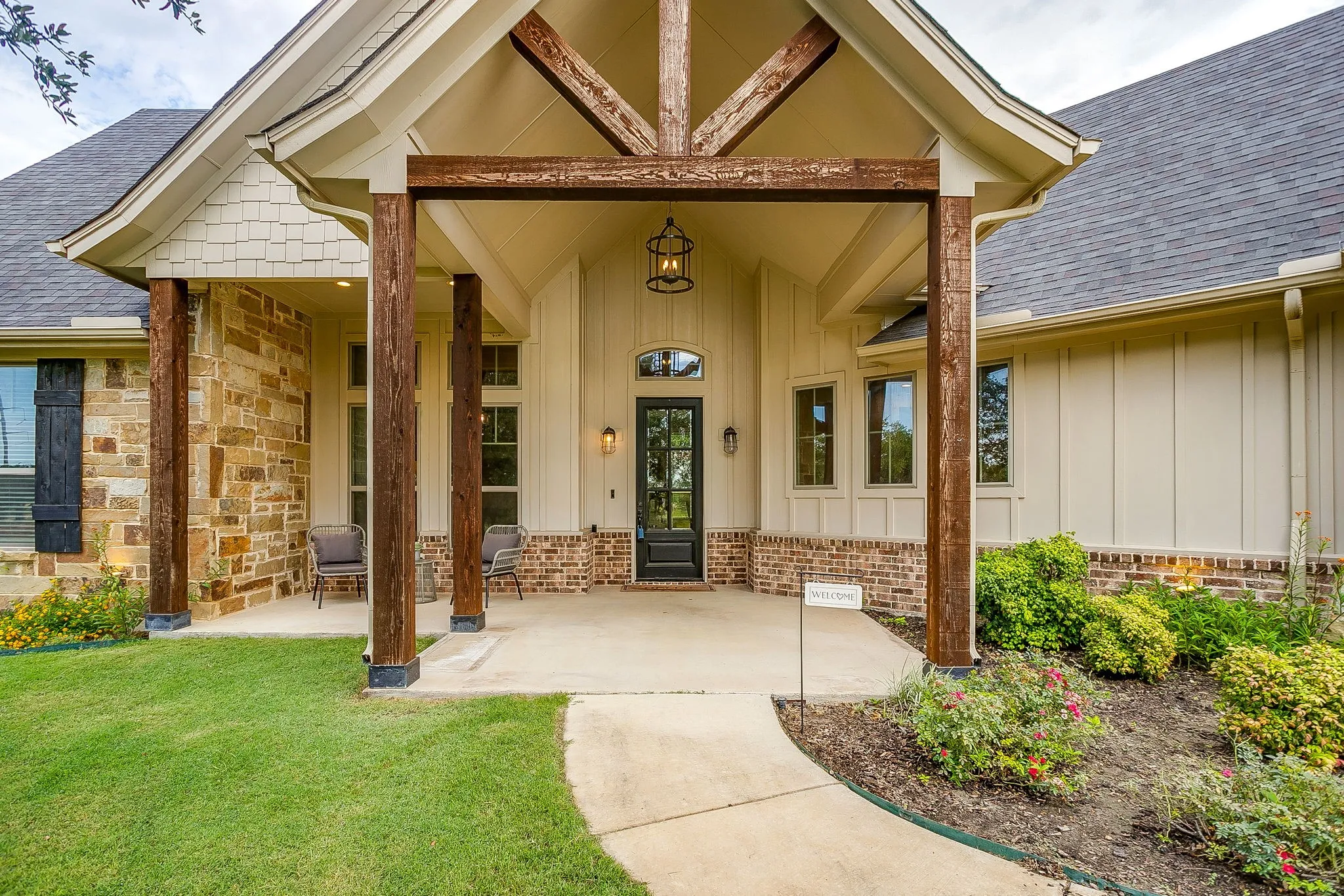 Single Family Residence For Sale in Parker County , 605 Embers Lane, Weatherford, Texas 76085, 3 Bedroom, 3 Bathroom, 2 Garage spaces, 2,106 Sqft, built in 2018, mls#21382828, Real Estate Agent in Weatherford, Homes For Sale in Parker county, Homes For Sale in Weatherford, Realtor in Weatherford Texas, Real Estate Brokerage Independent Realty Texas, Luminita Cordes Realtor