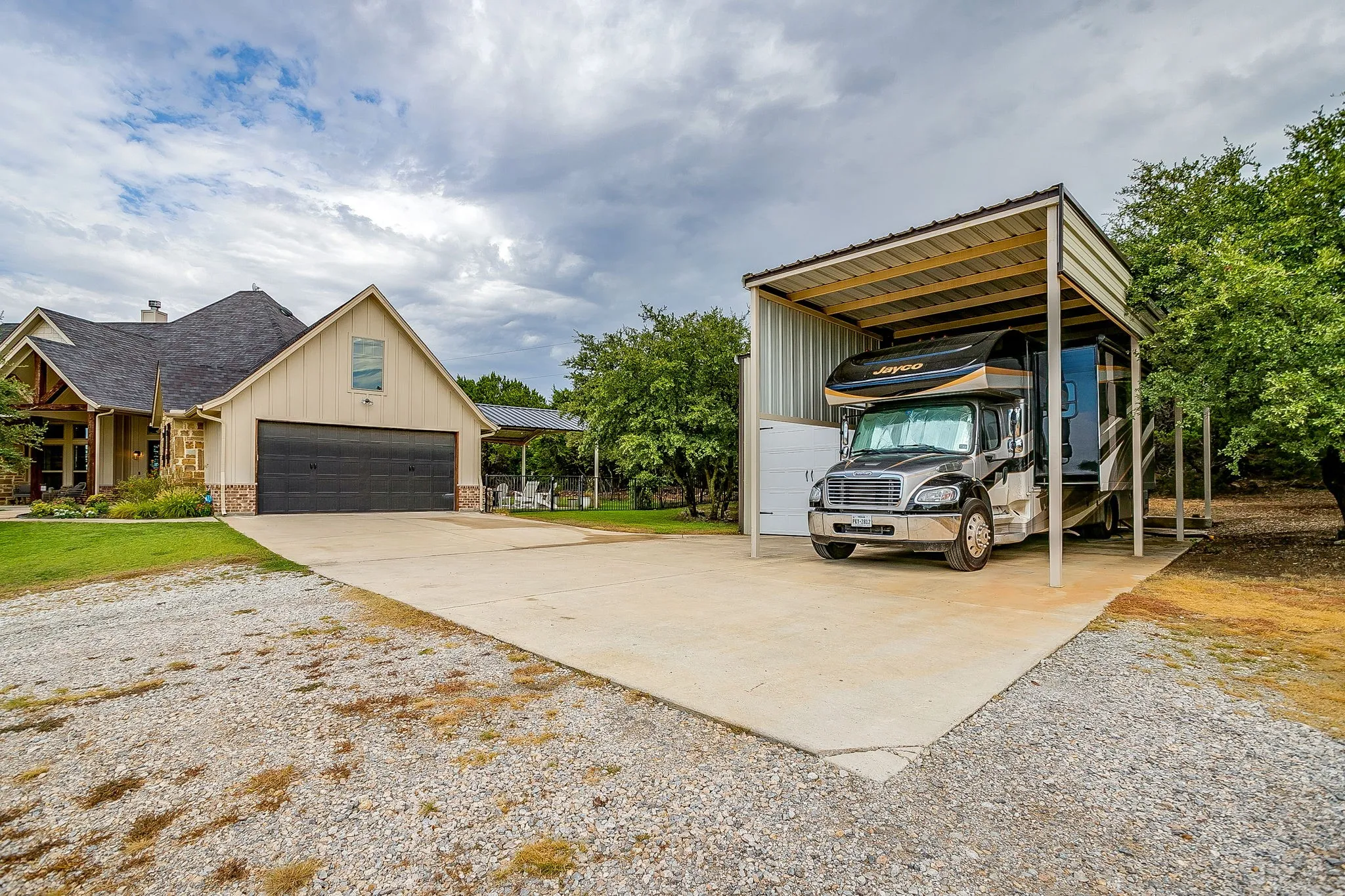 Single Family Residence For Sale in Parker County , 605 Embers Lane, Weatherford, Texas 76085, 3 Bedroom, 3 Bathroom, 2 Garage spaces, 2,106 Sqft, built in 2018, mls#21382828, Real Estate Agent in Weatherford, Homes For Sale in Parker county, Homes For Sale in Weatherford, Realtor in Weatherford Texas, Real Estate Brokerage Independent Realty Texas, Luminita Cordes Realtor