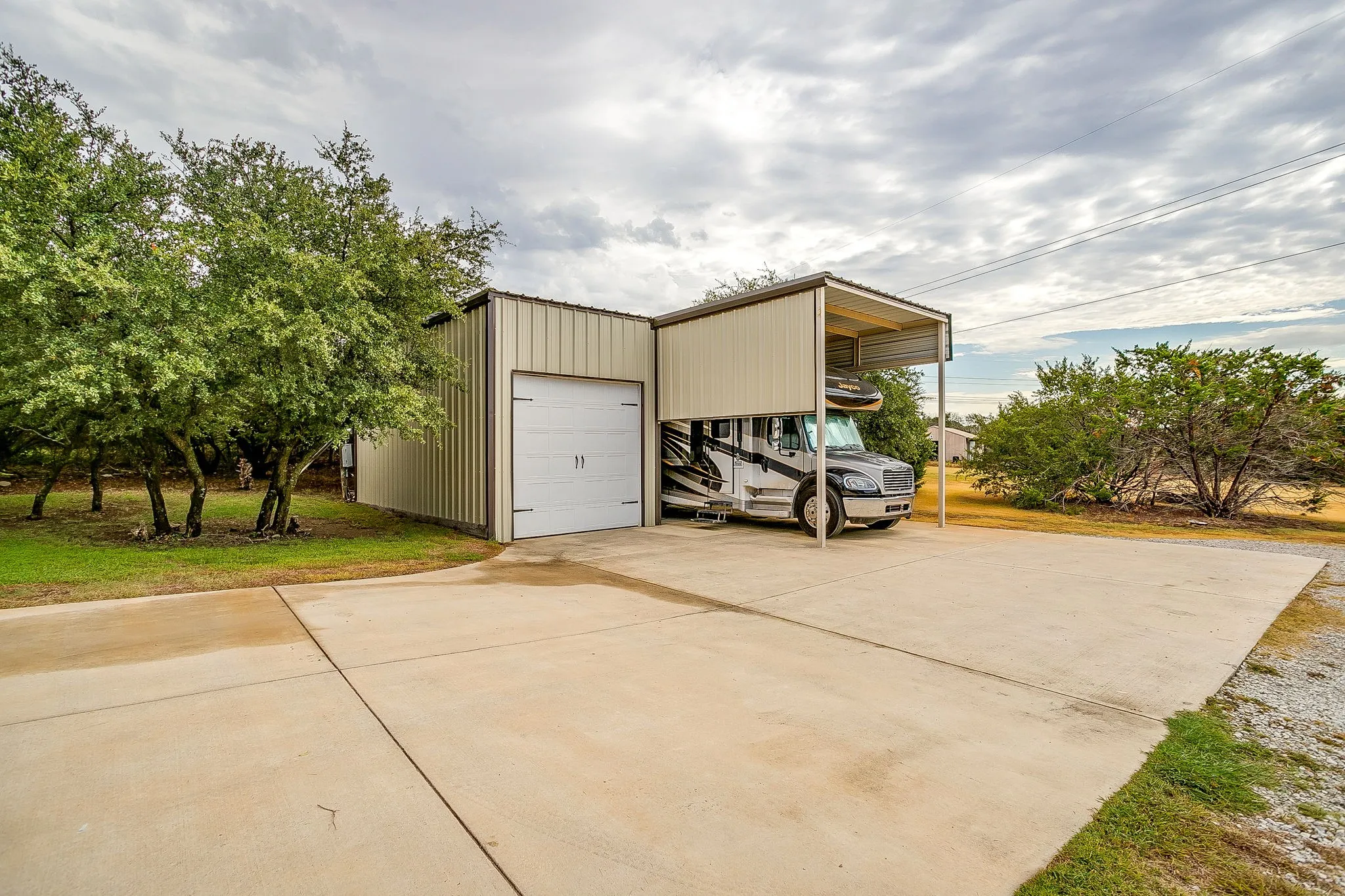 Single Family Residence For Sale in Parker County , 605 Embers Lane, Weatherford, Texas 76085, 3 Bedroom, 3 Bathroom, 2 Garage spaces, 2,106 Sqft, built in 2018, mls#21382828, Real Estate Agent in Weatherford, Homes For Sale in Parker county, Homes For Sale in Weatherford, Realtor in Weatherford Texas, Real Estate Brokerage Independent Realty Texas, Luminita Cordes Realtor