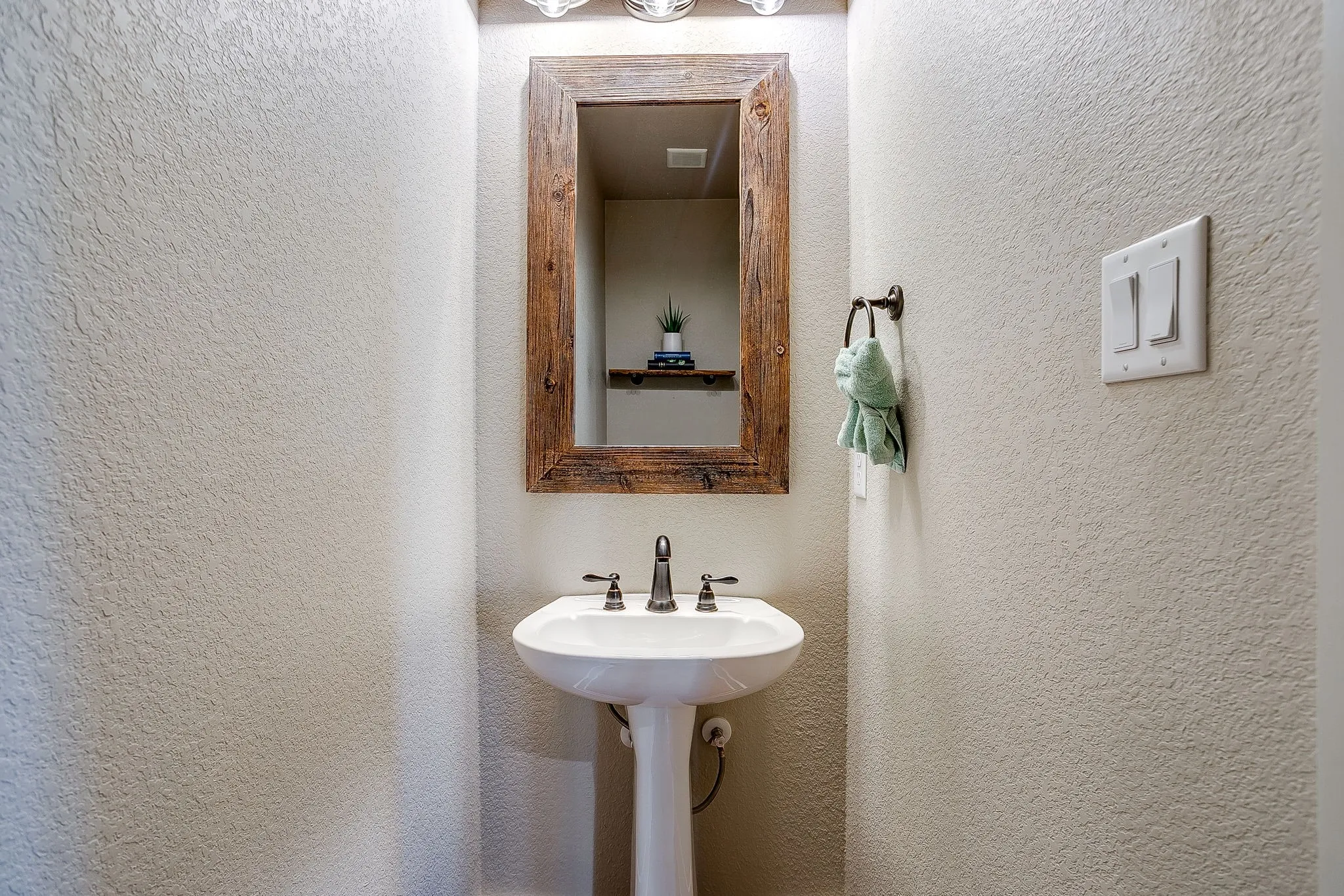 Single Family Residence For Sale in Parker County , 605 Embers Lane, Weatherford, Texas 76085, 3 Bedroom, 3 Bathroom, 2 Garage spaces, 2,106 Sqft, built in 2018, mls#21382828, Real Estate Agent in Weatherford, Homes For Sale in Parker county, Homes For Sale in Weatherford, Realtor in Weatherford Texas, Real Estate Brokerage Independent Realty Texas, Luminita Cordes Realtor