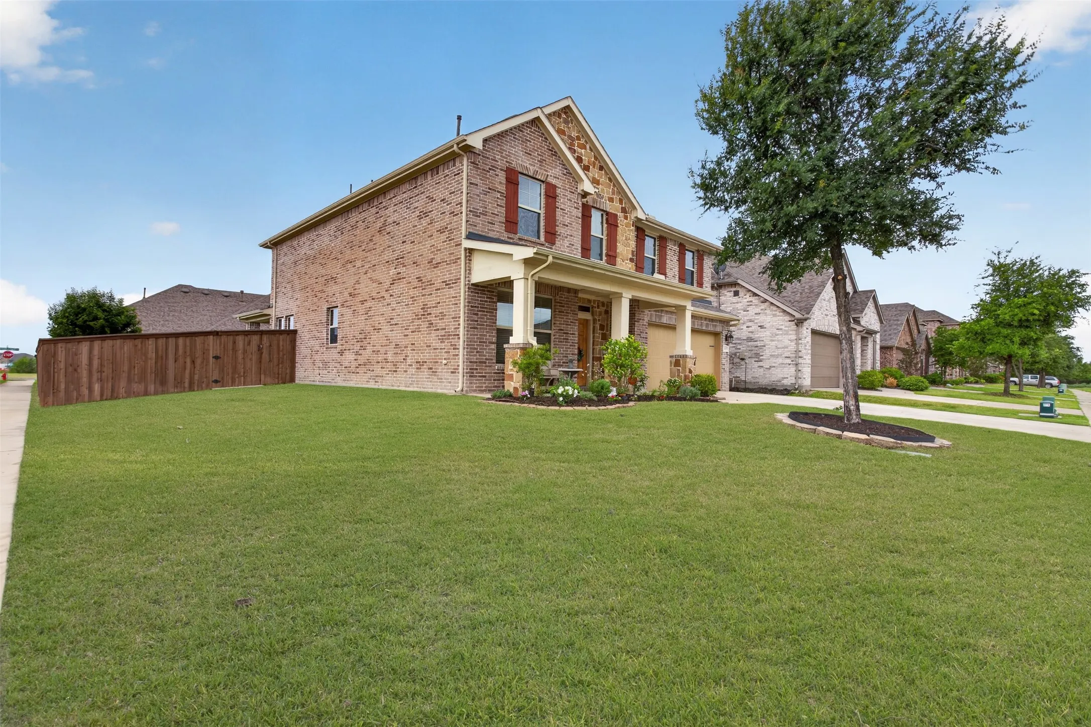 Single Family Residence For Sale in Kaufman County , 1637 Pike Drive, Forney, Texas 75126, 4 Bedroom, 3 Bathroom, 2 Garage spaces, 2,824 Sqft, built in 2017, mls#21381656, Real Estate Agent in Forney, Homes For Sale in Kaufman county, Homes For Sale in Forney, Realtor in Forney Texas, Real Estate Brokerage Independent Realty Texas, Luminita Cordes Realtor