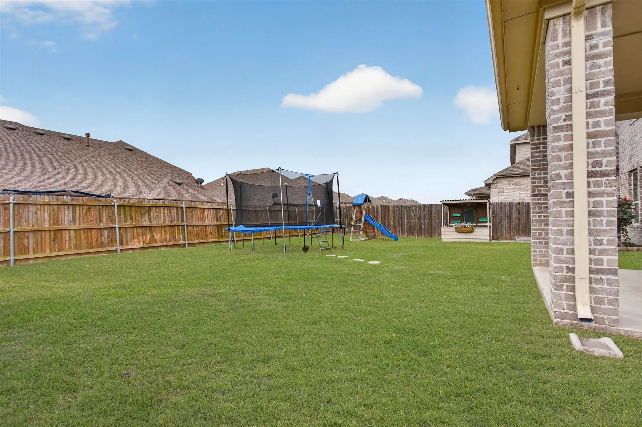 Single Family Residence For Sale in Kaufman County , 1637 Pike Drive, Forney, Texas 75126, 4 Bedroom, 3 Bathroom, 2 Garage spaces, 2,824 Sqft, built in 2017, mls#21381656, Real Estate Agent in Forney, Homes For Sale in Kaufman county, Homes For Sale in Forney, Realtor in Forney Texas, Real Estate Brokerage Independent Realty Texas, Luminita Cordes Realtor
