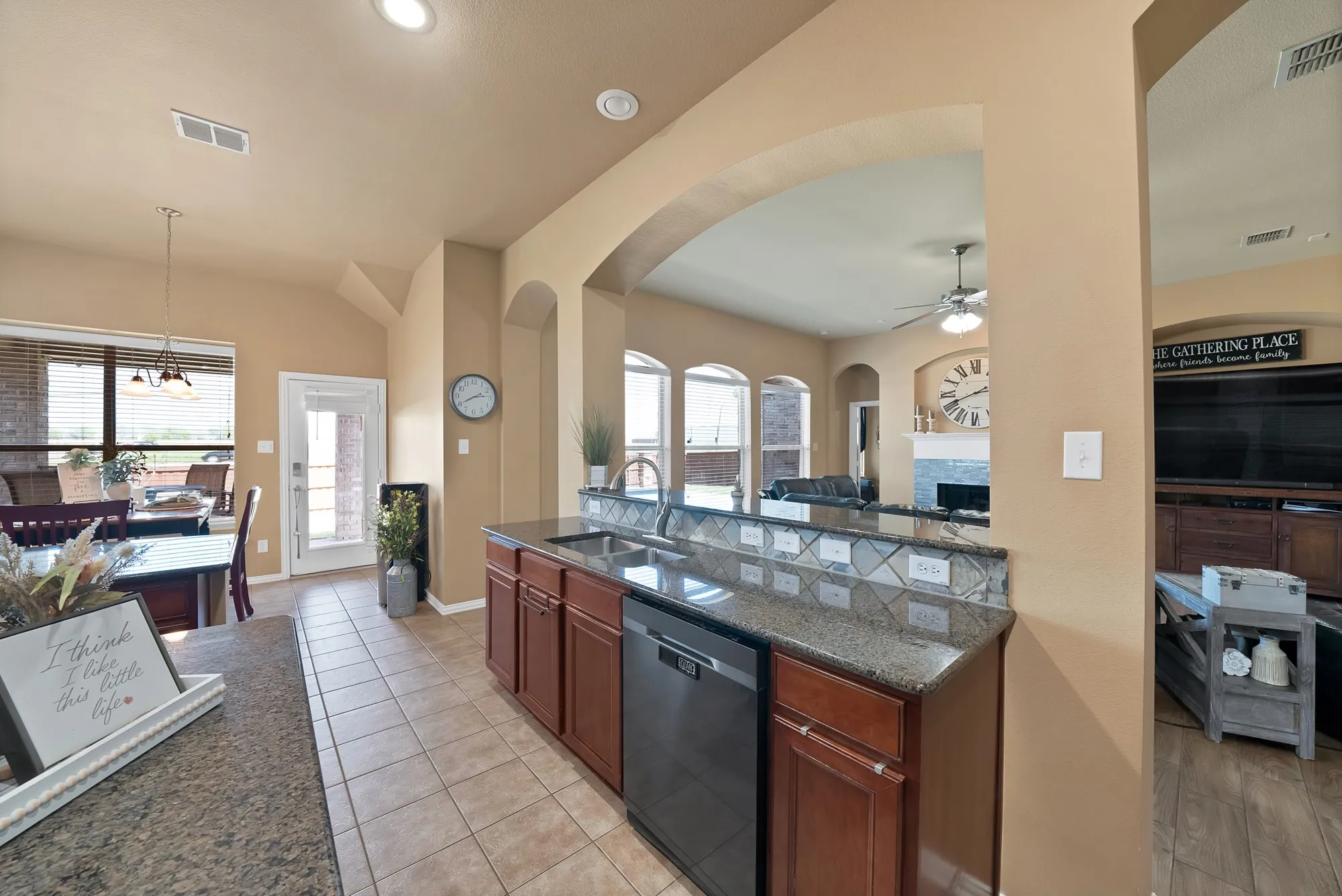 Single Family Residence For Sale in Kaufman County , 917 White Porch Avenue, Forney, Texas 75126, 4 Bedroom, 3 Bathroom, 3 Garage spaces, 3,123 Sqft, built in 2006, mls#21384492, Real Estate Agent in Forney, Homes For Sale in Kaufman county, Homes For Sale in Forney, Realtor in Forney Texas, Real Estate Brokerage Independent Realty Texas, Luminita Cordes Realtor