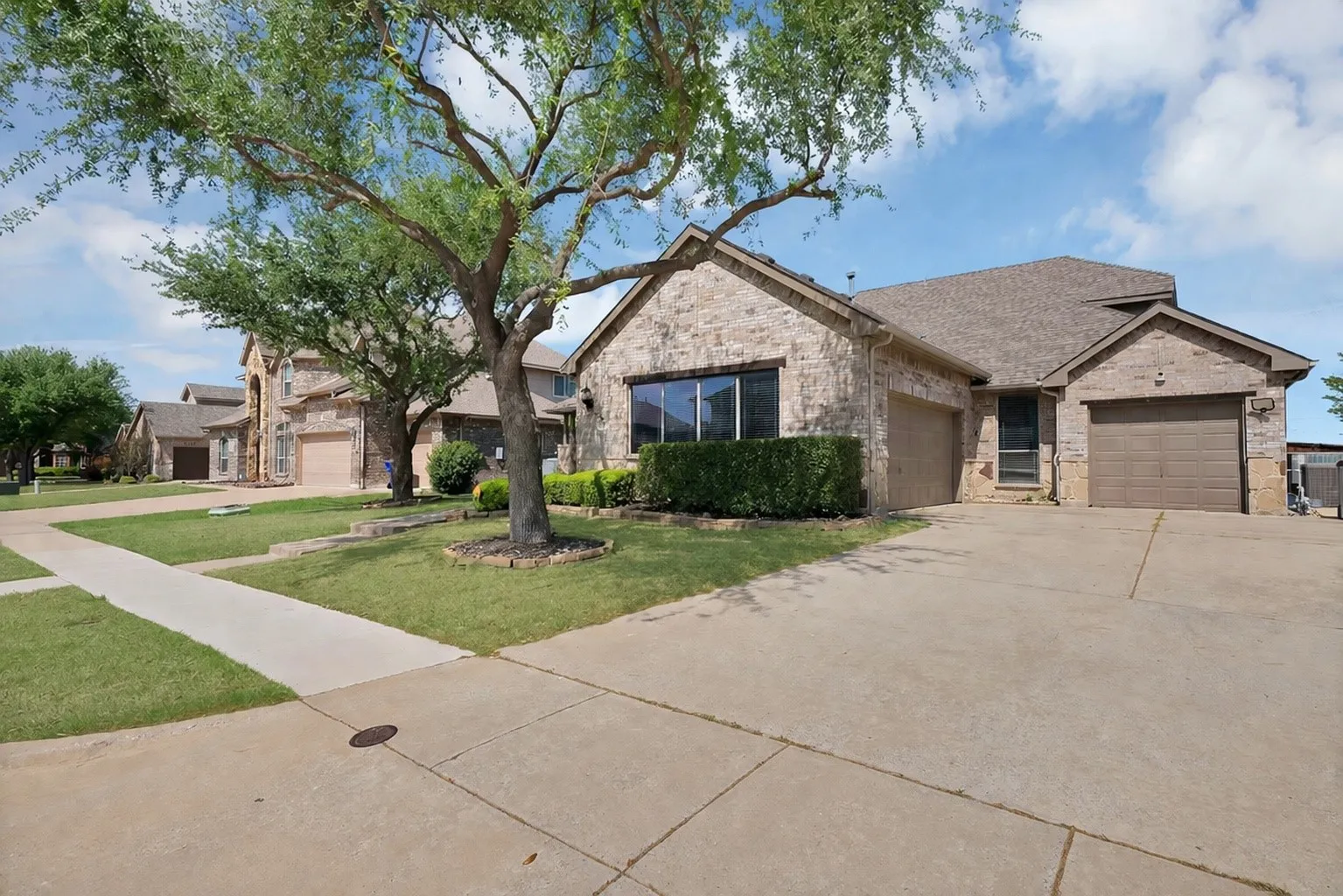 Single Family Residence For Sale in Kaufman County , 917 White Porch Avenue, Forney, Texas 75126, 4 Bedroom, 3 Bathroom, 3 Garage spaces, 3,123 Sqft, built in 2006, mls#21384492, Real Estate Agent in Forney, Homes For Sale in Kaufman county, Homes For Sale in Forney, Realtor in Forney Texas, Real Estate Brokerage Independent Realty Texas, Luminita Cordes Realtor