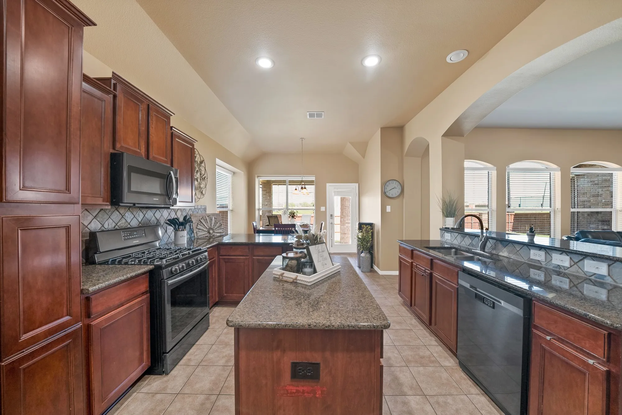 Single Family Residence For Sale in Kaufman County , 917 White Porch Avenue, Forney, Texas 75126, 4 Bedroom, 3 Bathroom, 3 Garage spaces, 3,123 Sqft, built in 2006, mls#21384492, Real Estate Agent in Forney, Homes For Sale in Kaufman county, Homes For Sale in Forney, Realtor in Forney Texas, Real Estate Brokerage Independent Realty Texas, Luminita Cordes Realtor