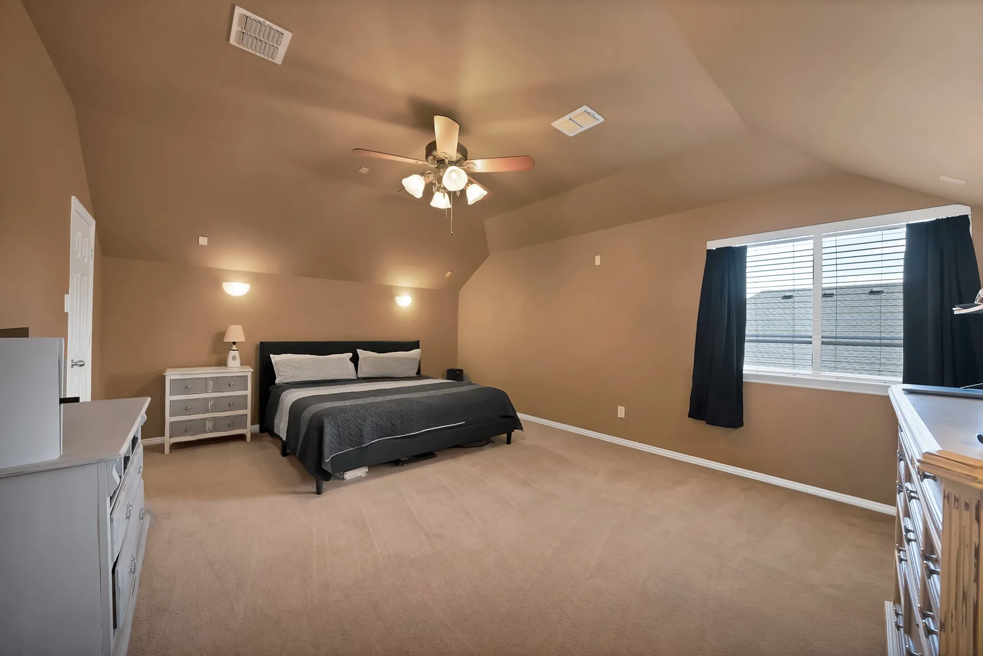 Single Family Residence For Sale in Kaufman County , 917 White Porch Avenue, Forney, Texas 75126, 4 Bedroom, 3 Bathroom, 3 Garage spaces, 3,123 Sqft, built in 2006, mls#21384492, Real Estate Agent in Forney, Homes For Sale in Kaufman county, Homes For Sale in Forney, Realtor in Forney Texas, Real Estate Brokerage Independent Realty Texas, Luminita Cordes Realtor