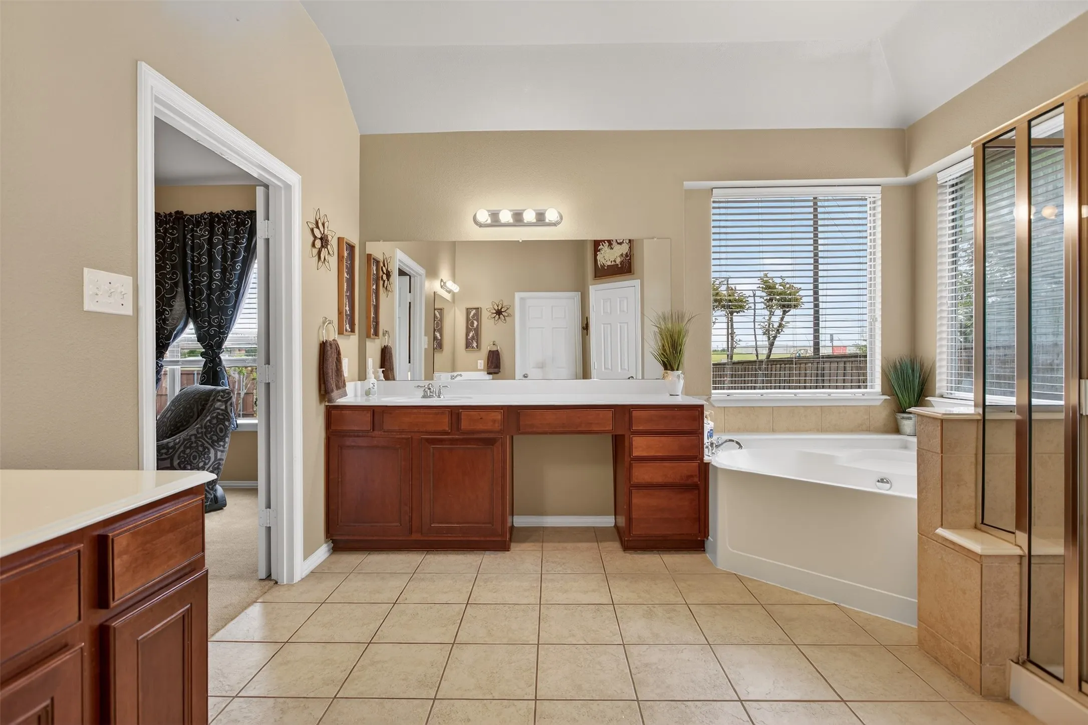 Single Family Residence For Sale in Kaufman County , 917 White Porch Avenue, Forney, Texas 75126, 4 Bedroom, 3 Bathroom, 3 Garage spaces, 3,123 Sqft, built in 2006, mls#21384492, Real Estate Agent in Forney, Homes For Sale in Kaufman county, Homes For Sale in Forney, Realtor in Forney Texas, Real Estate Brokerage Independent Realty Texas, Luminita Cordes Realtor
