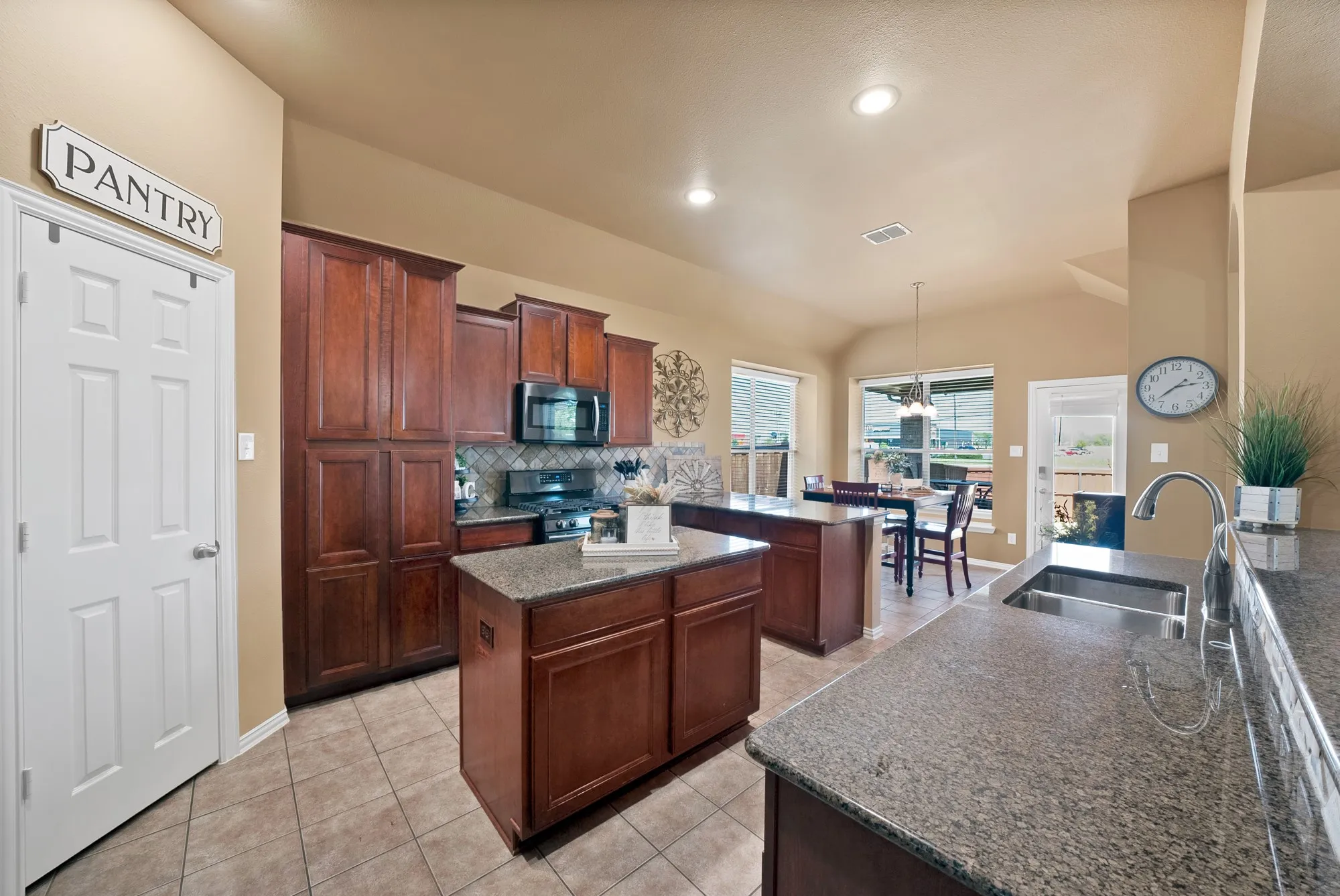 Single Family Residence For Sale in Kaufman County , 917 White Porch Avenue, Forney, Texas 75126, 4 Bedroom, 3 Bathroom, 3 Garage spaces, 3,123 Sqft, built in 2006, mls#21384492, Real Estate Agent in Forney, Homes For Sale in Kaufman county, Homes For Sale in Forney, Realtor in Forney Texas, Real Estate Brokerage Independent Realty Texas, Luminita Cordes Realtor
