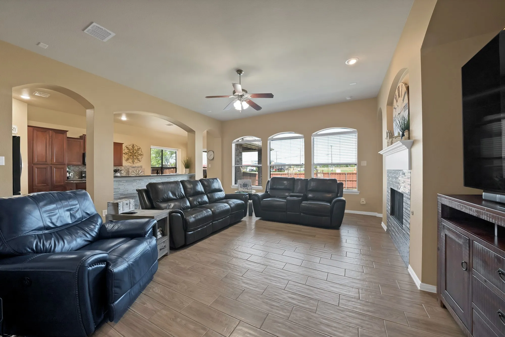 Single Family Residence For Sale in Kaufman County , 917 White Porch Avenue, Forney, Texas 75126, 4 Bedroom, 3 Bathroom, 3 Garage spaces, 3,123 Sqft, built in 2006, mls#21384492, Real Estate Agent in Forney, Homes For Sale in Kaufman county, Homes For Sale in Forney, Realtor in Forney Texas, Real Estate Brokerage Independent Realty Texas, Luminita Cordes Realtor