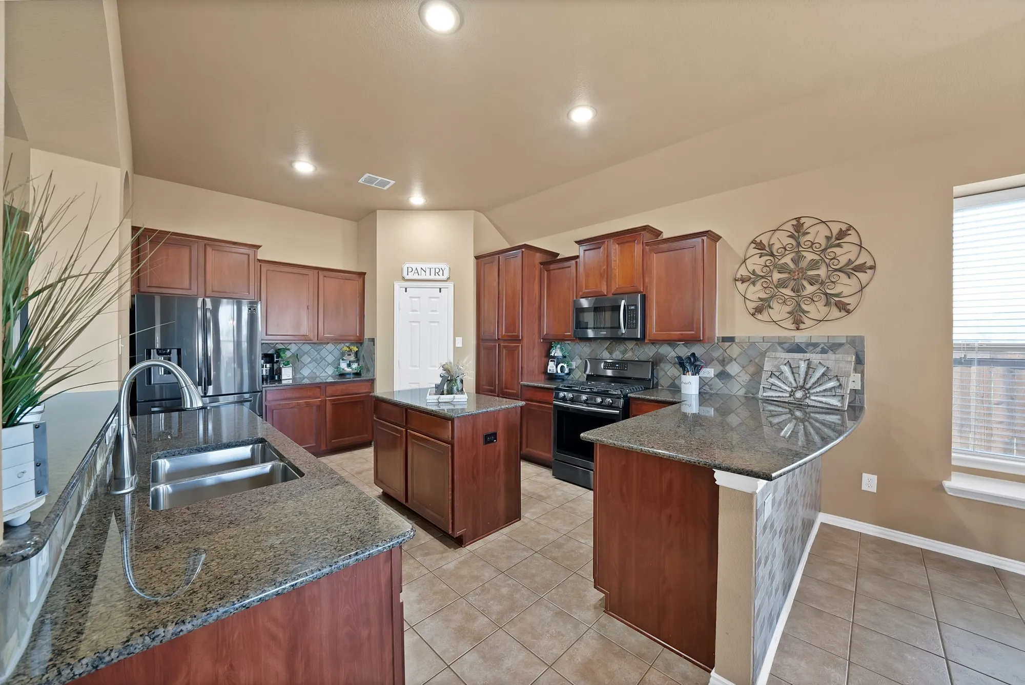 Single Family Residence For Sale in Kaufman County , 917 White Porch Avenue, Forney, Texas 75126, 4 Bedroom, 3 Bathroom, 3 Garage spaces, 3,123 Sqft, built in 2006, mls#21384492, Real Estate Agent in Forney, Homes For Sale in Kaufman county, Homes For Sale in Forney, Realtor in Forney Texas, Real Estate Brokerage Independent Realty Texas, Luminita Cordes Realtor