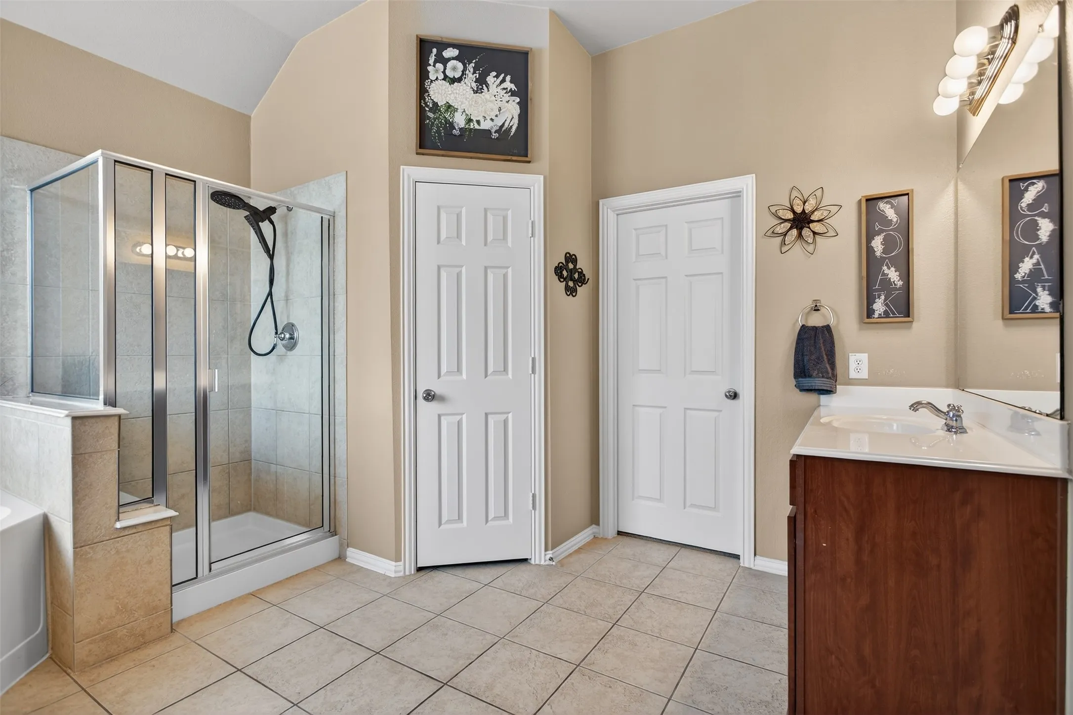 Single Family Residence For Sale in Kaufman County , 917 White Porch Avenue, Forney, Texas 75126, 4 Bedroom, 3 Bathroom, 3 Garage spaces, 3,123 Sqft, built in 2006, mls#21384492, Real Estate Agent in Forney, Homes For Sale in Kaufman county, Homes For Sale in Forney, Realtor in Forney Texas, Real Estate Brokerage Independent Realty Texas, Luminita Cordes Realtor