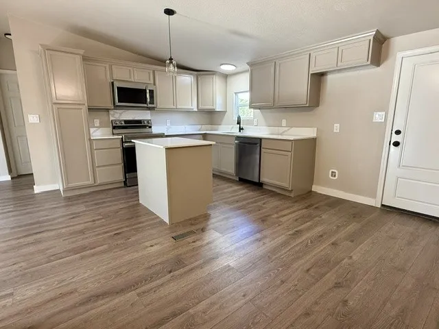 Mobile Home For Sale in Ellis County , 121 Dandy Mill Road, Ferris, Texas 75125, 3 Bedroom, 2 Bathroom, Garage spaces, 1,260 Sqft, built in 1995, mls#21384712, Real Estate Agent in Ferris, Homes For Sale in Ellis county, Homes For Sale in Ferris, Realtor in Ferris Texas, Real Estate Brokerage Independent Realty Texas, Luminita Cordes Realtor