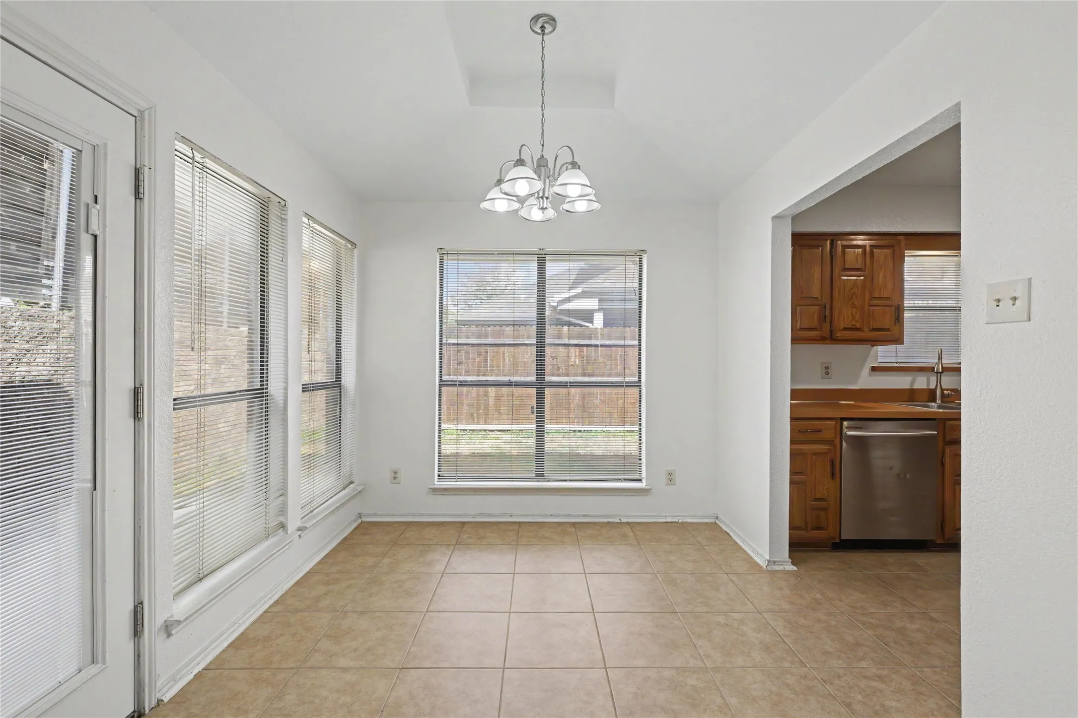 Single Family Residence For Sale in Dallas County , 569 Briarcliff Drive, Garland, Texas 75043, 3 Bedroom, 3 Bathroom, 2 Garage spaces, 1,707 Sqft, built in 1984, mls#21374691, Real Estate Agent in Garland, Homes For Sale in Dallas county, Homes For Sale in Garland, Realtor in Garland Texas, Real Estate Brokerage Independent Realty Texas, Luminita Cordes Realtor