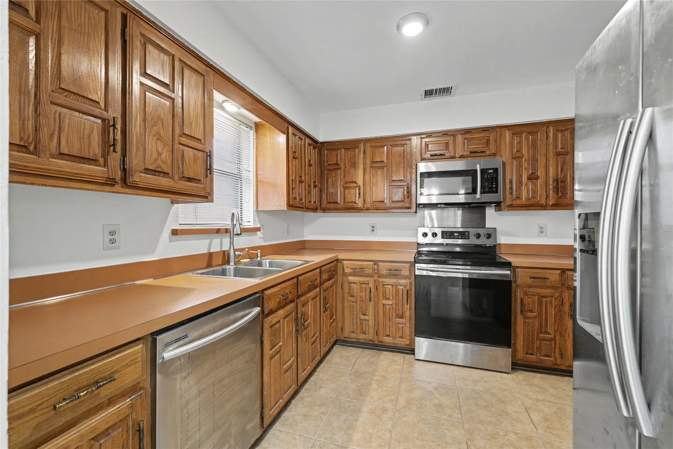 Single Family Residence For Sale in Dallas County , 569 Briarcliff Drive, Garland, Texas 75043, 3 Bedroom, 3 Bathroom, 2 Garage spaces, 1,707 Sqft, built in 1984, mls#21374691, Real Estate Agent in Garland, Homes For Sale in Dallas county, Homes For Sale in Garland, Realtor in Garland Texas, Real Estate Brokerage Independent Realty Texas, Luminita Cordes Realtor