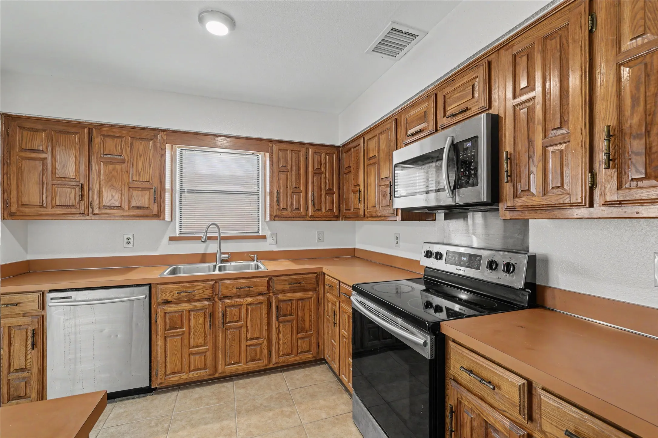 Single Family Residence For Sale in Dallas County , 569 Briarcliff Drive, Garland, Texas 75043, 3 Bedroom, 3 Bathroom, 2 Garage spaces, 1,707 Sqft, built in 1984, mls#21374691, Real Estate Agent in Garland, Homes For Sale in Dallas county, Homes For Sale in Garland, Realtor in Garland Texas, Real Estate Brokerage Independent Realty Texas, Luminita Cordes Realtor