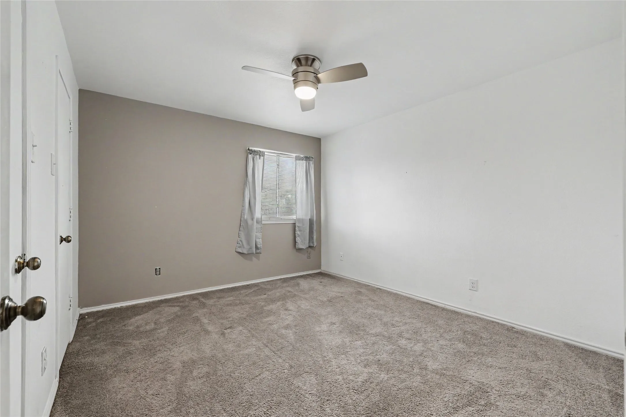Single Family Residence For Sale in Dallas County , 569 Briarcliff Drive, Garland, Texas 75043, 3 Bedroom, 3 Bathroom, 2 Garage spaces, 1,707 Sqft, built in 1984, mls#21374691, Real Estate Agent in Garland, Homes For Sale in Dallas county, Homes For Sale in Garland, Realtor in Garland Texas, Real Estate Brokerage Independent Realty Texas, Luminita Cordes Realtor