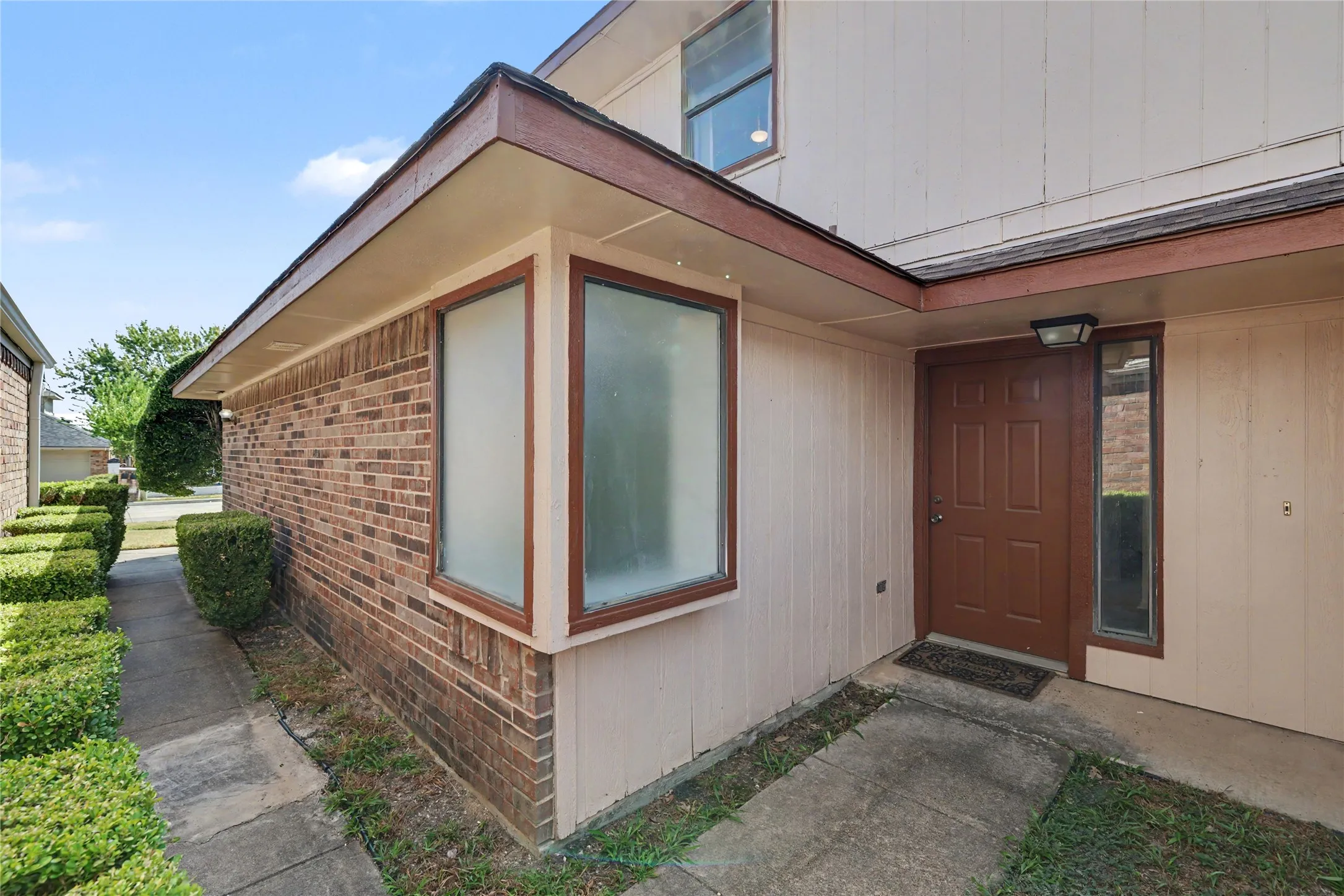 Single Family Residence For Sale in Dallas County , 569 Briarcliff Drive, Garland, Texas 75043, 3 Bedroom, 3 Bathroom, 2 Garage spaces, 1,707 Sqft, built in 1984, mls#21374691, Real Estate Agent in Garland, Homes For Sale in Dallas county, Homes For Sale in Garland, Realtor in Garland Texas, Real Estate Brokerage Independent Realty Texas, Luminita Cordes Realtor